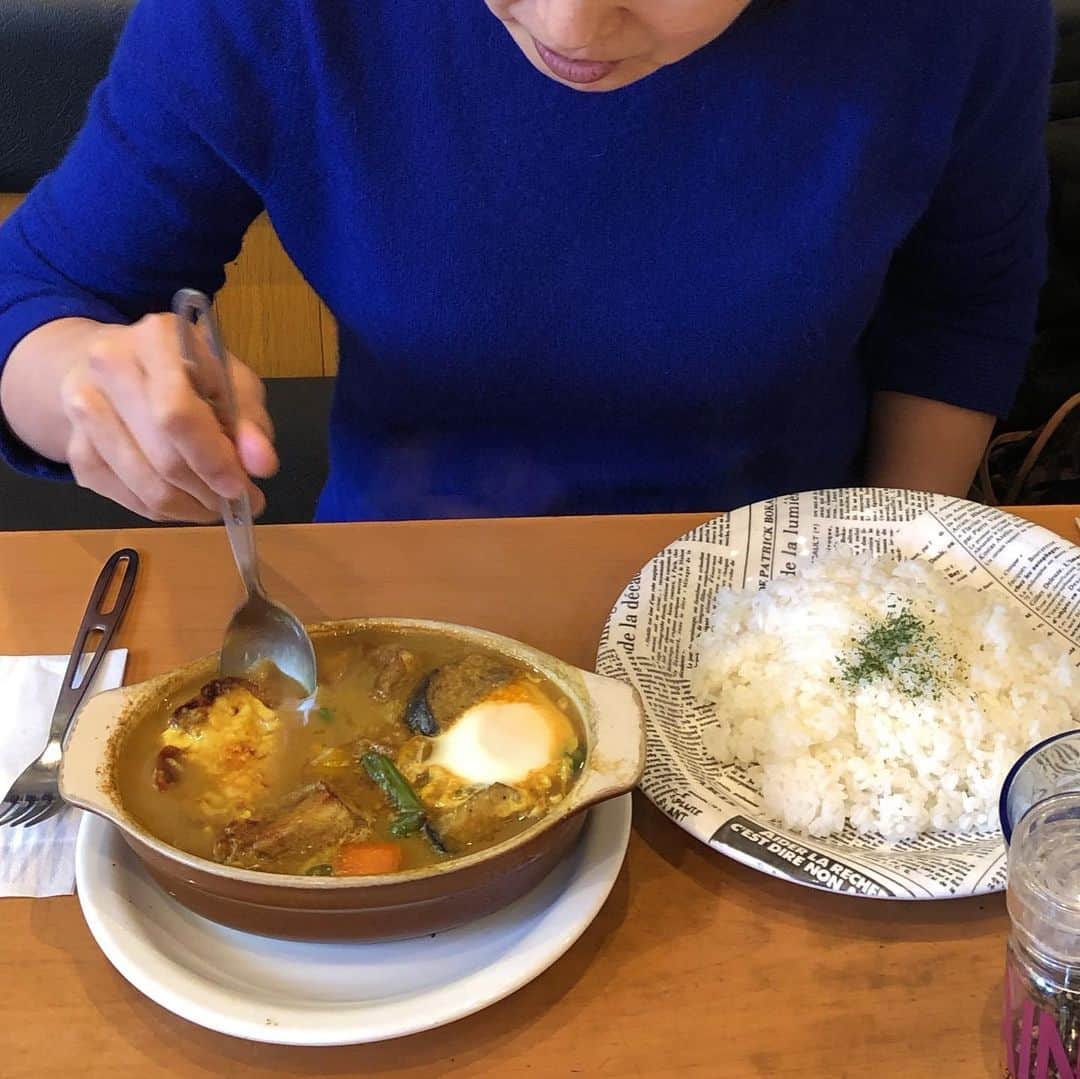 倉本康子さんのインスタグラム写真 - (倉本康子Instagram)「🌟 先日、横浜deランチで 桜木町駅からすぐのKikuya Curryへ。 豚、じゃが芋、卵、野菜類と お麩まで！入ってる 具沢山でしゃばしゃば系。 外の歩道にも漂うスパイスの良い香りからも想像ついてたけど スパイスが効いていて美味😍 「映え」るカレーなのに食べ応えのあるカレーで ヤヨエが一言 「見た目女子 中身男子みたいなカレー...」 「共食いしてるってこと？w」 とか話しつつ。w 「スリランカ」という中辛で。 セットで出てくるキャベツサラダは底の方にポテトサラダが〜！ 🤩 嬉しいサプライズに 小声でキャッキャ言いましたとさ。笑 #キクヤカレー #桜木町 #桜木町グルメ  #桜木町ランチ  #野毛ランチ」3月4日 15時12分 - yasuko_kuramoto_yakko