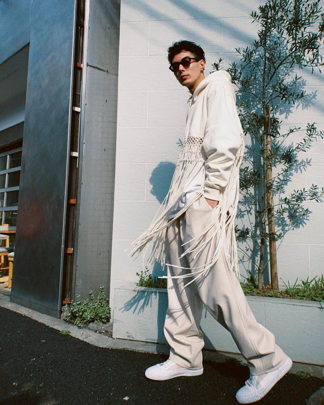 岩崎拓馬のインスタグラム：「Today's . . オ洒落ッテ ヤッパリ"ワクワク"スル  pullover: @hm  pants: @cinoh_official  shoes: @retack_official  bag: @commedesgarcons . . #たく服 #ootd #happytime」