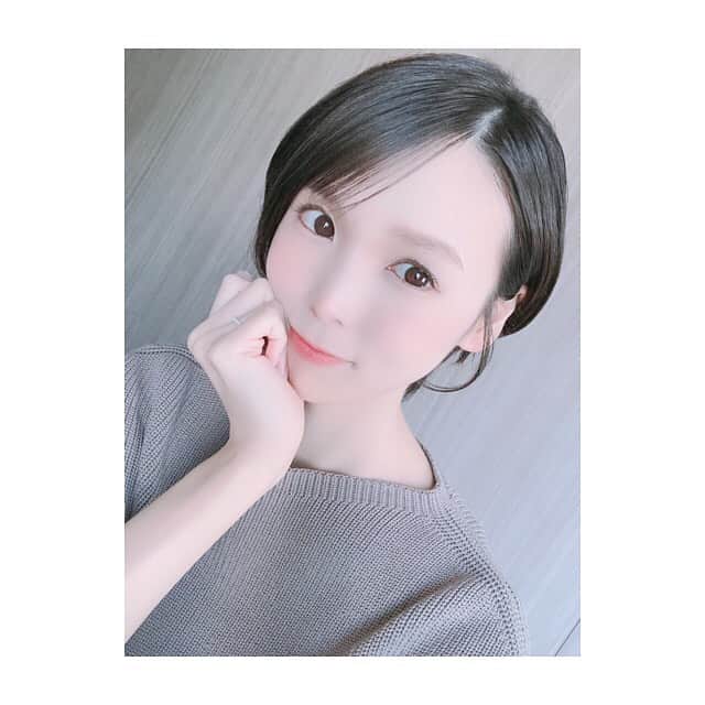 土岐麻梨子のインスタグラム：「ついについに。。切りました！ 　 こんなに短くするのは初めてかも。。！ ⑅ 短くすることよりも 襟足のクセが出ないか心配していましたが 平地屋さんが クセや生え方をみながら うまーくカットしてくださいました！ シャンプーもドライヤーの時間も短いし 今までにないくらいセットが楽で とても快適です♡ 　 あとはもっと前髪が伸びて かきあげられるようになったら 完璧⑅* 　 そして 主人からも好評で安心しました♡ 　 しばらくは この感じをキープかな。。。 ⑅ #ヘアカット #ショートヘア #ショートカット #ショート女子 #ベリーショート  #オーバーランド」