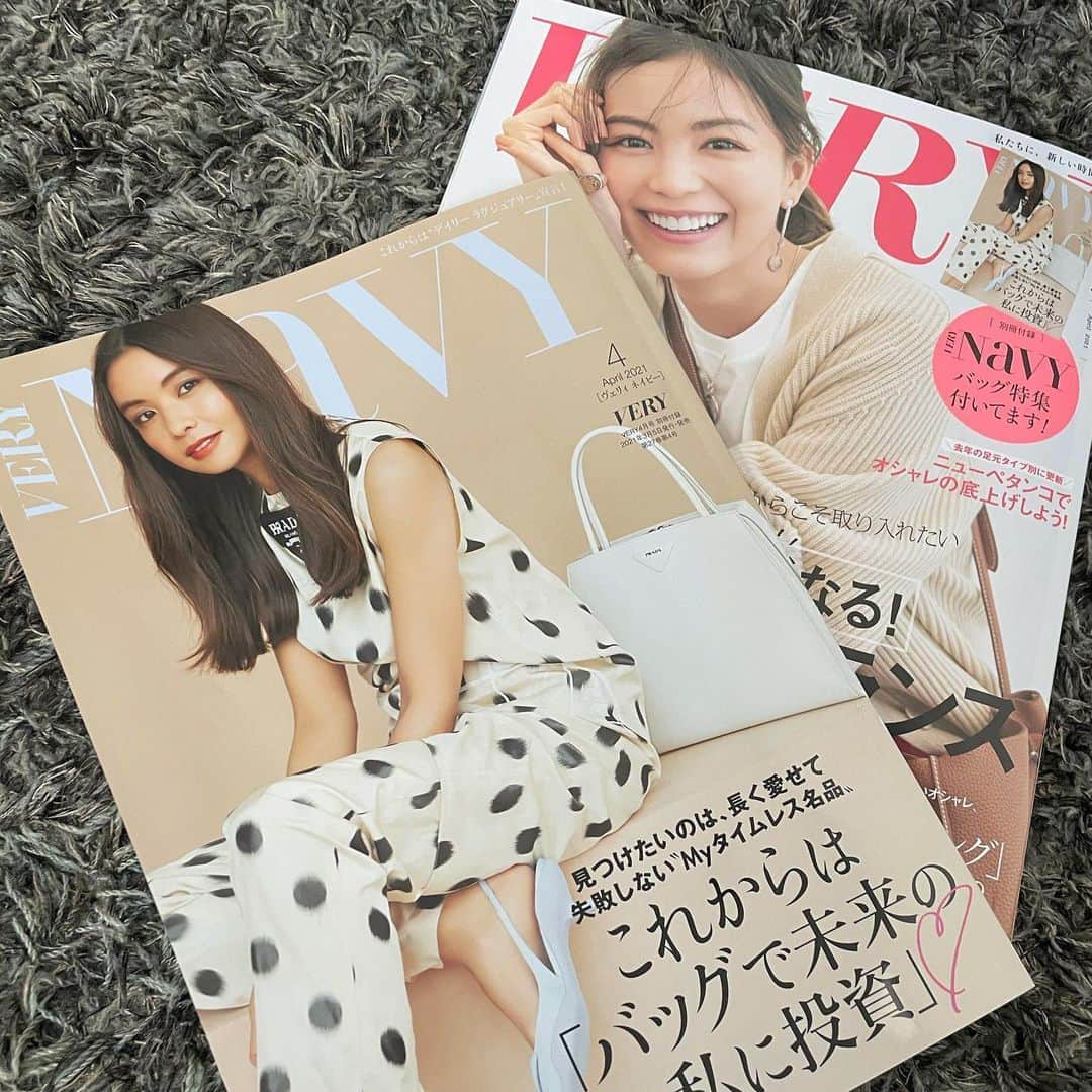 滝沢眞規子さんのインスタグラム写真 - (滝沢眞規子Instagram)「🌸VERY NaVY４月号🌸 🌸明日発売です🌸 3枚目の写真は夫のお気に入り 4枚目は子供たちのお気に入り 5枚目、うーちゃんはカバーがいいね！って言ってます😂 是非ご覧ください🥰 @verynavy_official」3月4日 15時22分 - makikotakizawa