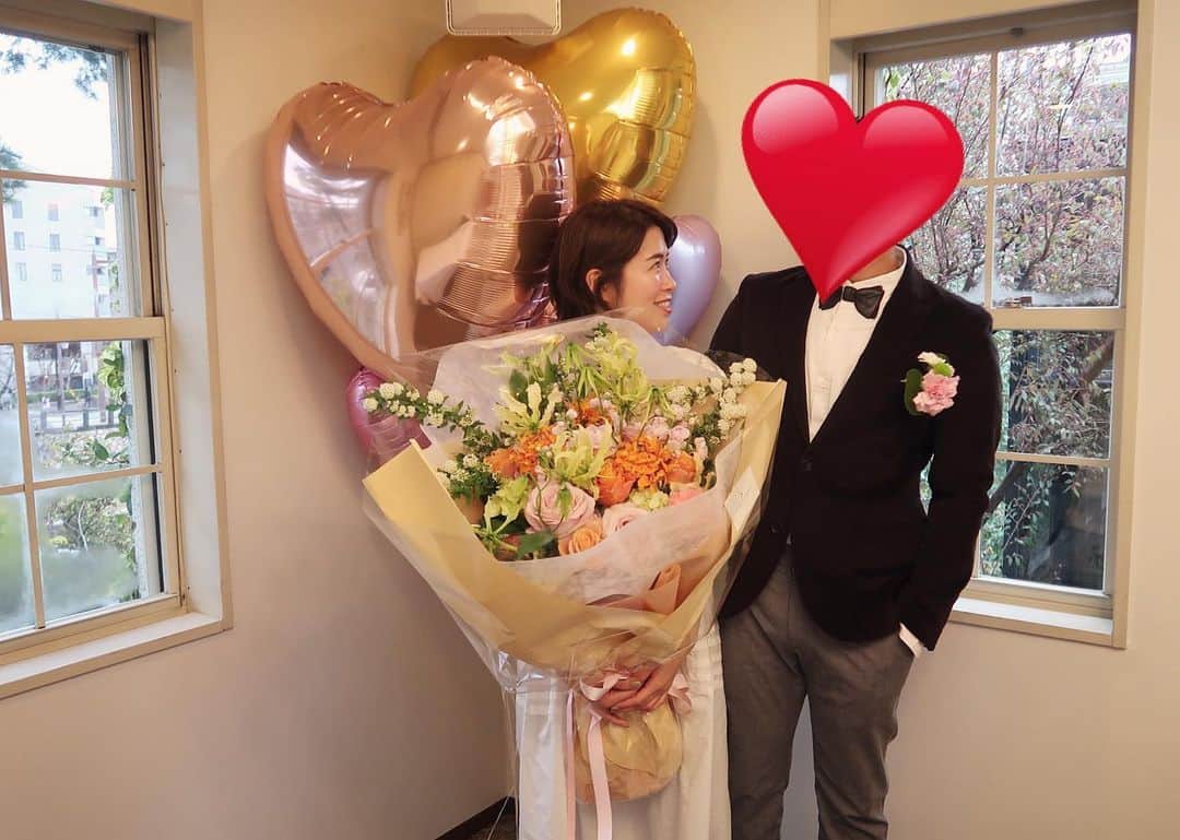 のインスタグラム：「. . 入籍の前日にご近所の皆んなが、 独身最後の日をお祝いしよう♡と集まってくれました😢🎂🎈 . サプライズで色々用意してくれていて 新郎の様な🤵がやってきてたり💐 家族からは泣く程笑える手紙と😂世界で一番可愛い🐾を頂きました😢❤️(2枚目を必ず見て😍)  . 不在の　@masacoshonaka のお誕生日お祝いも🎂笑 . . 色々考えてくれて、皆んな忙しいのに、 準備してくれて本当に有難う😢💕💖 . 私の結婚を皆んなが全力で喜んでくれて、 本当に嬉しいのと🙇‍♀️ 親戚のオバさんみたいで、本当に面白いです🥰😂  グレーpartyをしなくていい様に、 頑張っていきます🤣笑  #thankyou #happy」