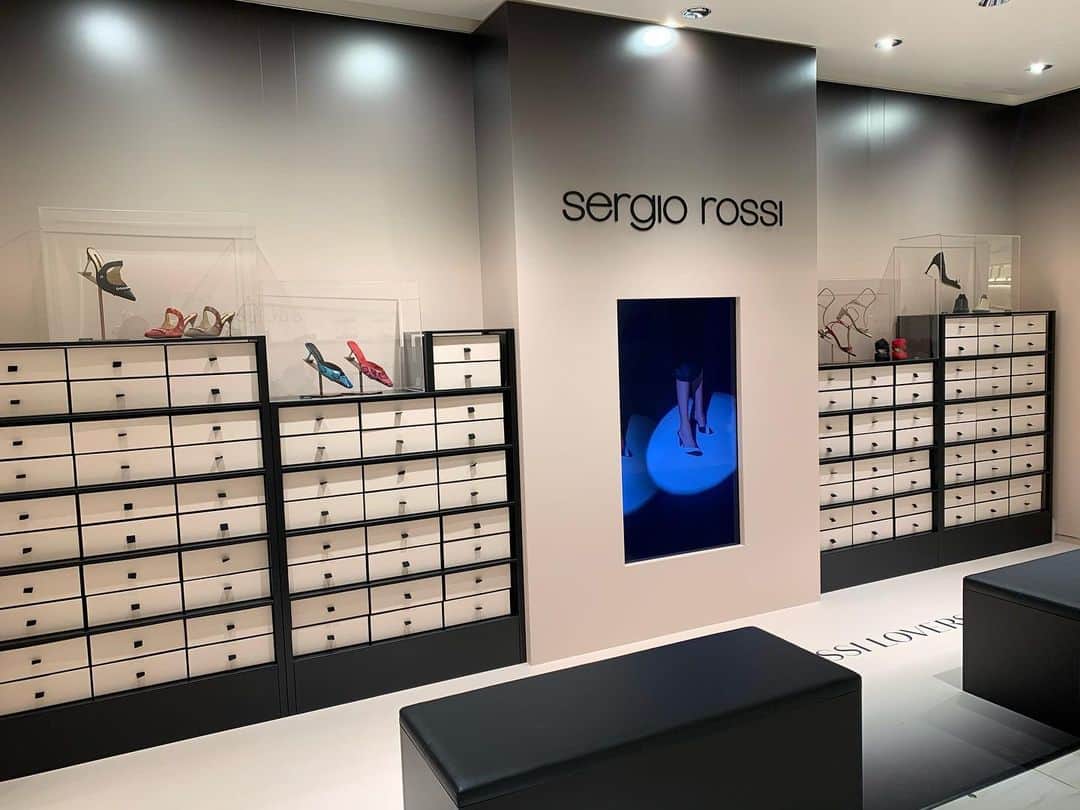 亀恭子のインスタグラム：「セルジオ ロッシ @SergioRossiから 復刻コレクションの”Grazie Sergio”が発売スタート。  伊勢丹新宿店で3/16までポップアップ開催中です。  昨日、初日に早速伺いました。  以前…2018年の夏。 本国イタリアのファクトリーを訪れた時に見たアーカイブコレクションのお部屋を再現したような雰囲気で、 それはそれは心躍る空間。  壁面シューズボックスはまさに同じデザイン。  自分がロッシデビューした90年代後半に印象的なパイソンシリーズは 迷わず試着しました。 →5枚目 ※同じ世代の方はこの懐かしさ・愛おしさ、感じますかね^ ^  そして私的にときめいたのは、1969年のアーカイブ  →6枚目 甲が深めでボリュームヒール。 トレンド的にもまた今履きたいデザイン♪  是非、皆様も足を運んでみてください❤︎  @SergioRossi #SergioRossi #GrazieSergio #shoeslover」