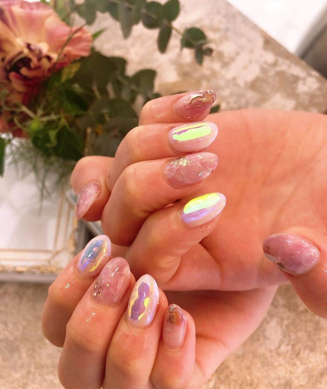 梅本静香のインスタグラム：「Newネイル💓 やりたかったオーロラネイルもできて満足。 ありがとうございました☺️  #オーロラネイル  #春ネイル」