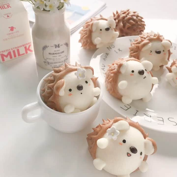 Little Miss Bento・Shirley シャリーのインスタグラム：「The only hedgehog I can probably hold in my hands 🙌🏼 ♥️ #steambuns #homemade #littlemissbento #foodart」