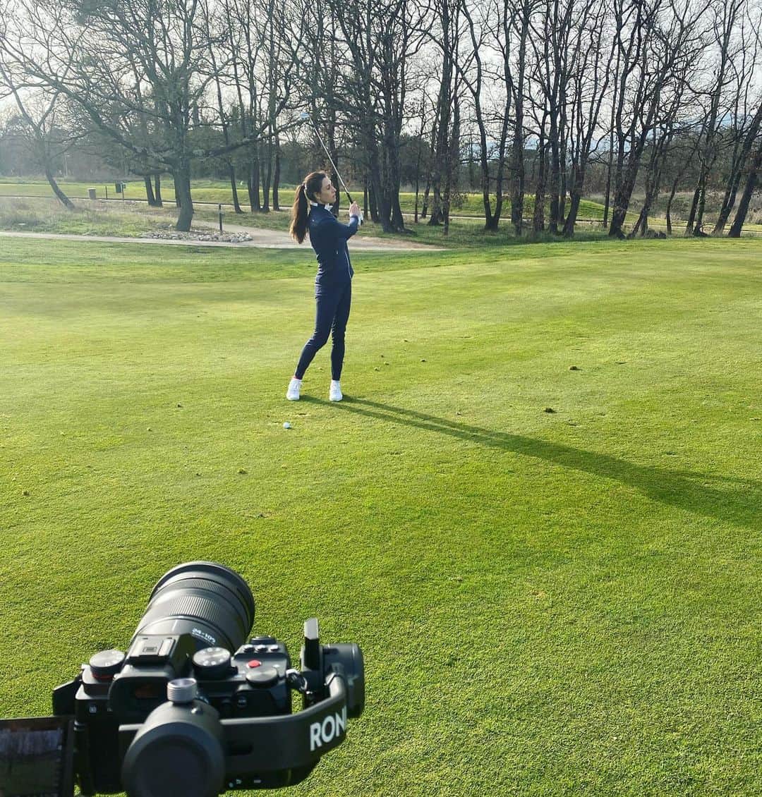 マリア・ベルチェノワのインスタグラム：「A little backstage from your shooting for @eurosport about distance pitching. I love using clock system to remember my distance. #golf #golftips #golftvweekly #golfswing #golfing」