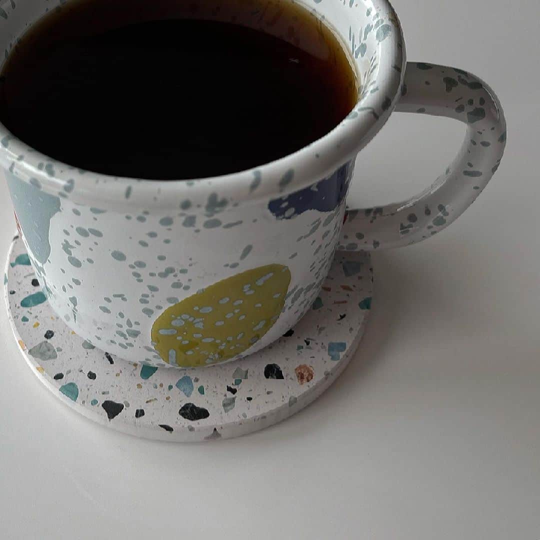林咖安（Lyla）のインスタグラム：「☕️🍪🥛🍐  其實 我很喜歡收集各種不同材質的杯子😆 但常常都會忍住覺得啊是家裡有多少人🤣  但還是很喜歡✨  #有人也是杯碗瓢盆控嗎🙈 #coffeebreak」