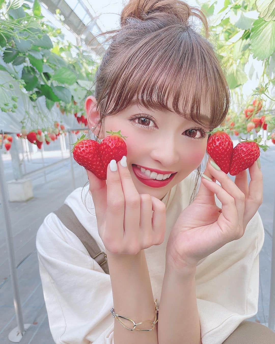美女美容事情さんのインスタグラム写真 - (美女美容事情Instagram)「《苺でＷハート♡🍓🥰》 *⁠⠀⁠⠀⁠⠀⁠⠀ リポストを使って、素敵な写真📷✨を投稿されてる方を紹介させて頂く⠀⠀⠀⁠⠀⁠⠀⁠⠀⁠⠀ 【💄美女美容事情💅】のコーナーです✨⁠⠀⁠⠀⁠⠀⁠⠀ *⠀⠀⠀⠀⠀⠀⁠⠀⁠⠀⁠⠀⁠⠀ いいねやコメント、フォローして応援してね❤︎🥰🎶⁣⁠⠀⁠⠀⁠⠀⁠⠀ *⠀⠀⠀⠀⠀⠀⁠⠀⁠⠀⁠⠀⁠⠀ 今回ご紹介させて頂きますのは❤︎⁠⠀⁠⠀⁠⠀⁠⠀ りなてぃーさん< @rinatea_25 > ⁠の素敵なお写真📸⁠⠀⁠⠀⁠⠀⁠⠀ *⁠⠀⁠⠀⁠⠀⁠⠀ イチゴ狩りでハートの苺を作るりなてぃーさん✨❤︎ かわいい苺が似合っていて素敵すぎます🥰🍓 *⠀⁠⠀⁠⠀⁠⠀⁠⠀ rinatea〻りなてぃーさんのアカウントには他にも素晴らしい投稿が沢山ありますので是非覗いてみてくださいね💁‍♀️💙⁠⠀⁠⠀⁠⠀⁠⠀ *⠀⁠⠀⁠⠀⁠⠀⁠⠀ りなてぃーさん< @rinatea_25 > ⁠⠀⁠⠀⁠⠀⁠⠀ 素敵な投稿ありがとうございました☺️📸✨⠀⠀⠀⁠⠀⁠⠀⁠⠀ △▼△▼△▼△▼△▼△▼△▼△▼△▼ ⁠⠀⁠⠀⁠⠀ ❤🧡💛「美女美容事情」💚💙💜⠀⠀⠀⠀⠀⠀⠀⠀⠀⠀⠀⠀⠀⠀⁠⠀⁠⠀⁠⠀⁠⠀⁠⠀ 👇掲載ご希望の方は👇⠀⠀⠀⠀⠀⠀⠀⠀⠀⠀⠀⠀⠀⠀⠀⁠⠀⁠⠀⁠⠀⁠⠀⁠⠀ @b_b_j.jタグ付けと🖤 # ビジョビ ⁠⠀ 🖤タグ付けお願いします✨⠀⠀⠀⠀⠀⠀⠀⠀⠀⠀⠀⠀⠀⠀⠀⁠⠀⁠⠀⁠⠀⁠⠀⁠⠀ △▼△▼△▼△▼△▼△▼△▼△▼△▼ ⁠⠀⁠⠀⁠⠀⁠⠀⁠⠀ #美女 #美容 #カラコン #ootd #outfit #coordinate #fashion﻿ #コスメ好き #自まつ毛メイク #りなてぃー ﻿ #merue #メルエ #アクセサリー ﻿ #いちご狩り　#いちご #愛知いちご狩り ﻿ #東海いちご狩り #いちご狩り🍓#苺狩り」3月4日 17時04分 - b_b_j.j