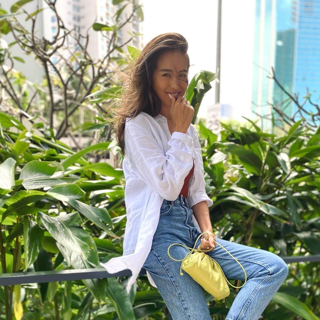 のインスタグラム：「笑うって大事🥺 特にこの時期に🙏 でも笑う気にならない日だってある。 会いたい人になかなか会えない状況なのにさらに人に会いたくない日も。 自然に涙が出る日だってある。でもね、絶対に笑える日がくる🙏  悩みがあっていいんだ、自分は自分らしくでいいんだよ。みんな違ってるから美しいってリアがコウに話してたのを小耳にはさんだ💙 なんて素敵な心なんだろうって思ったよ🥺  今日は久々にお腹抱えて笑った💙 みんな元気ですか？ みんなの幸せを願ってます🙏」