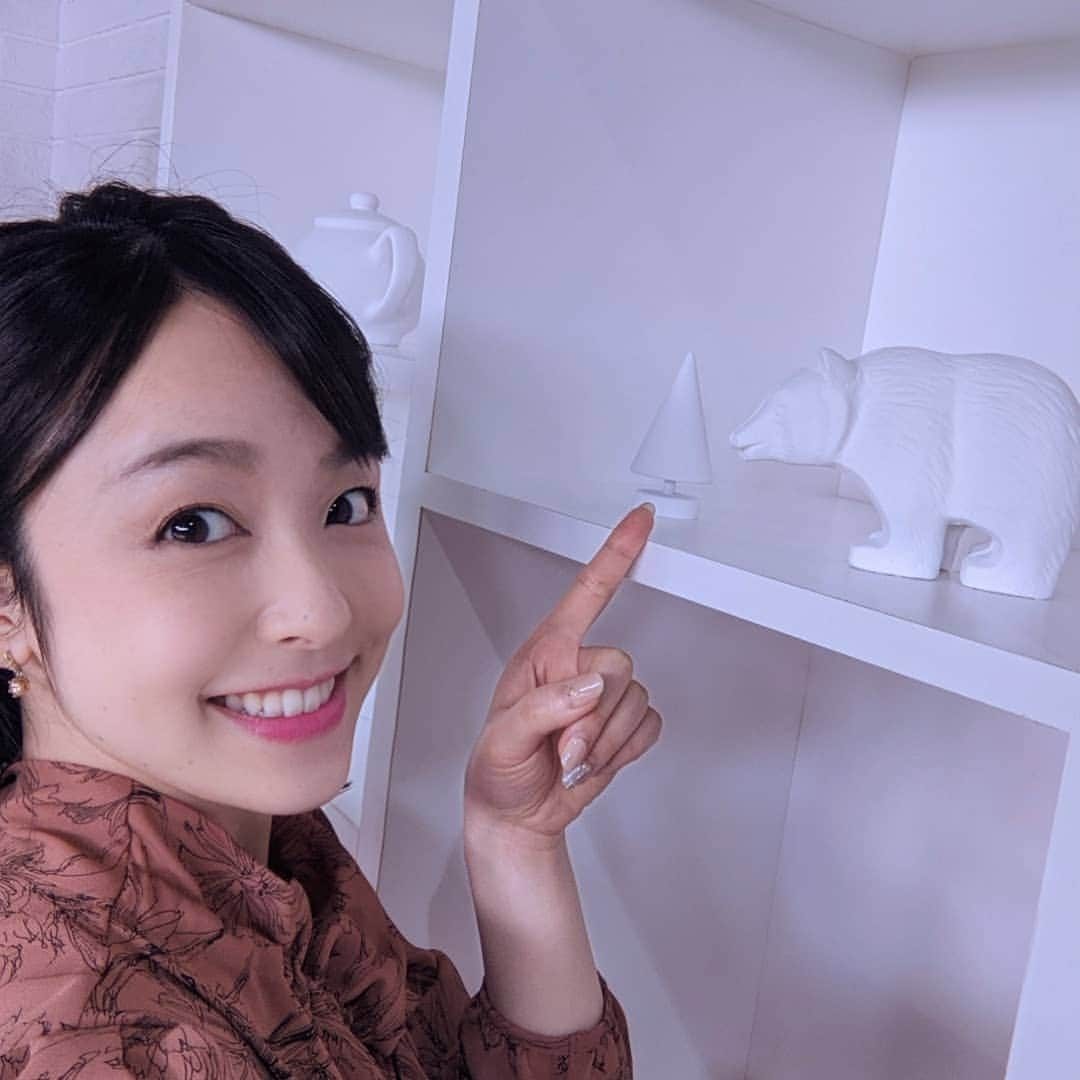 米澤かおりさんのインスタグラム写真 - (米澤かおりInstagram)「. TBS NEWSの新しいセット🛋️ 棚にはいろんな物が置かれています！  画面には映らないかな〜？ 熊もいるんですよ🐻 アロマディフューザーからは… 香りはしませんでした🙅笑  #TBSNEWS #TBS #ニュースバード #ニュースキャスター #アナウンサー #フリーアナ #スタジオセット #オンエア #探してみてね #セントフォース #centforce #米澤かおり  ❤︎・☻︎・❤︎・☻︎・❤︎ 「いいね！」やコメント いつもありがとうございます🌼」3月4日 17時25分 - kaoriina67