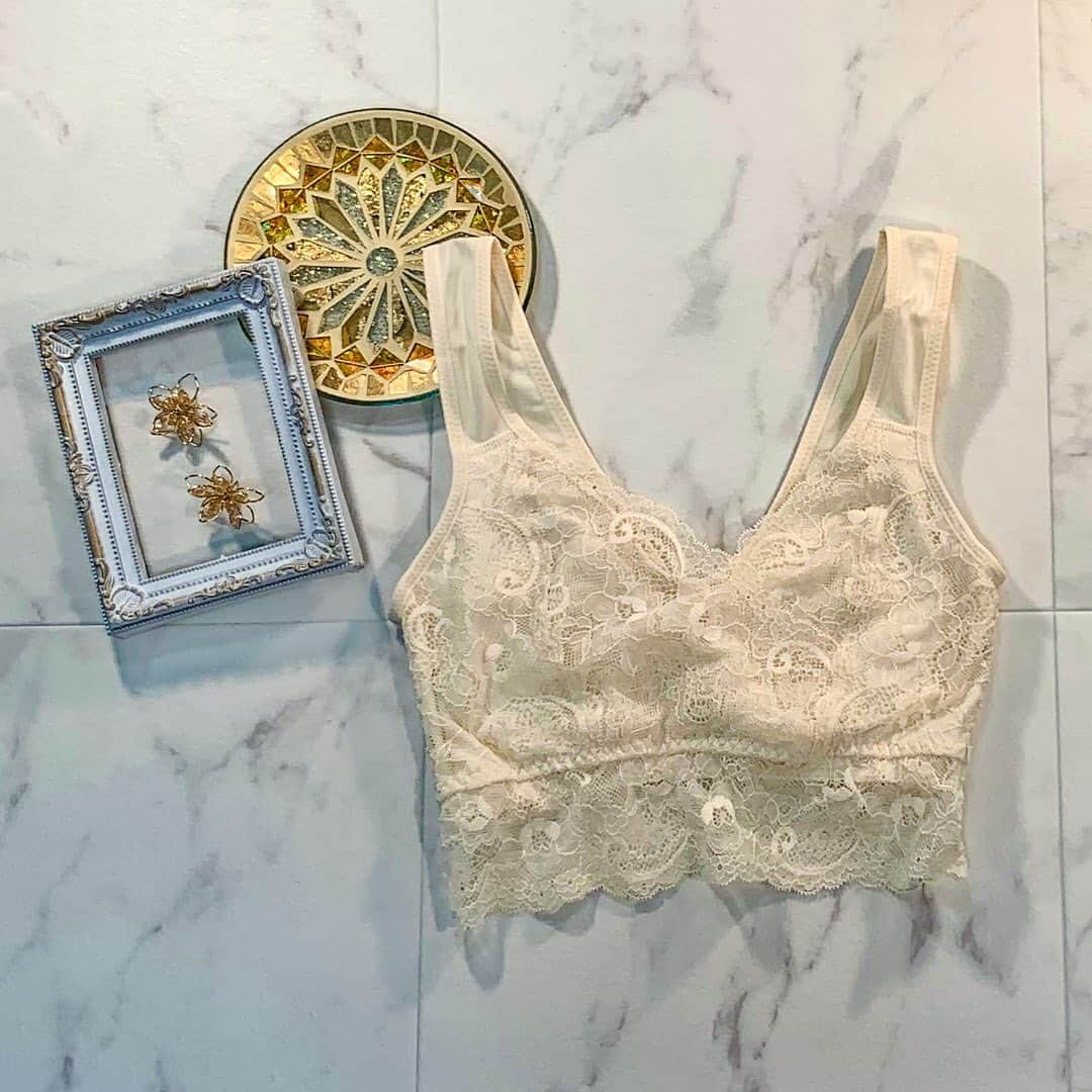 エメフィールさんのインスタグラム写真 - (エメフィールInstagram)「♥pick up﻿ 上品なオフホワイトのナイトブラ💐﻿ 着けるだけで美胸を保つお手伝いをしてくれます✨﻿ ﻿ 新しい季節。バストのナイトケアを始めてみませんか？🙌﻿ ﻿ ﻿ ﻿ ﻿ ---------------------------------------﻿ レーシースリム 夢ごこち ナイトブラ﻿ サイズ:S-LL﻿ 商品番号: 779014﻿ ----------------------------------------﻿ ﻿ ﻿ #aimerfee #エメフィール #夢ごこちナイトブラ #ナイトブラ #夜用ブラ #バストケア #大人可愛い #大人かわいい #ナイトケア #美容 #女子力アップ #自分磨き #おしゃれ女子 #美意識向上 #美意識 #美容好き #fashion #プチプラ #プチプラコーデ #ナイトルーティン #おうち時間 #お家時間 #リラックスタイム #リラックス #垂れ #夢ごこち #リラックス感 #見えないおしゃれ」3月4日 17時27分 - aimerfeel_official