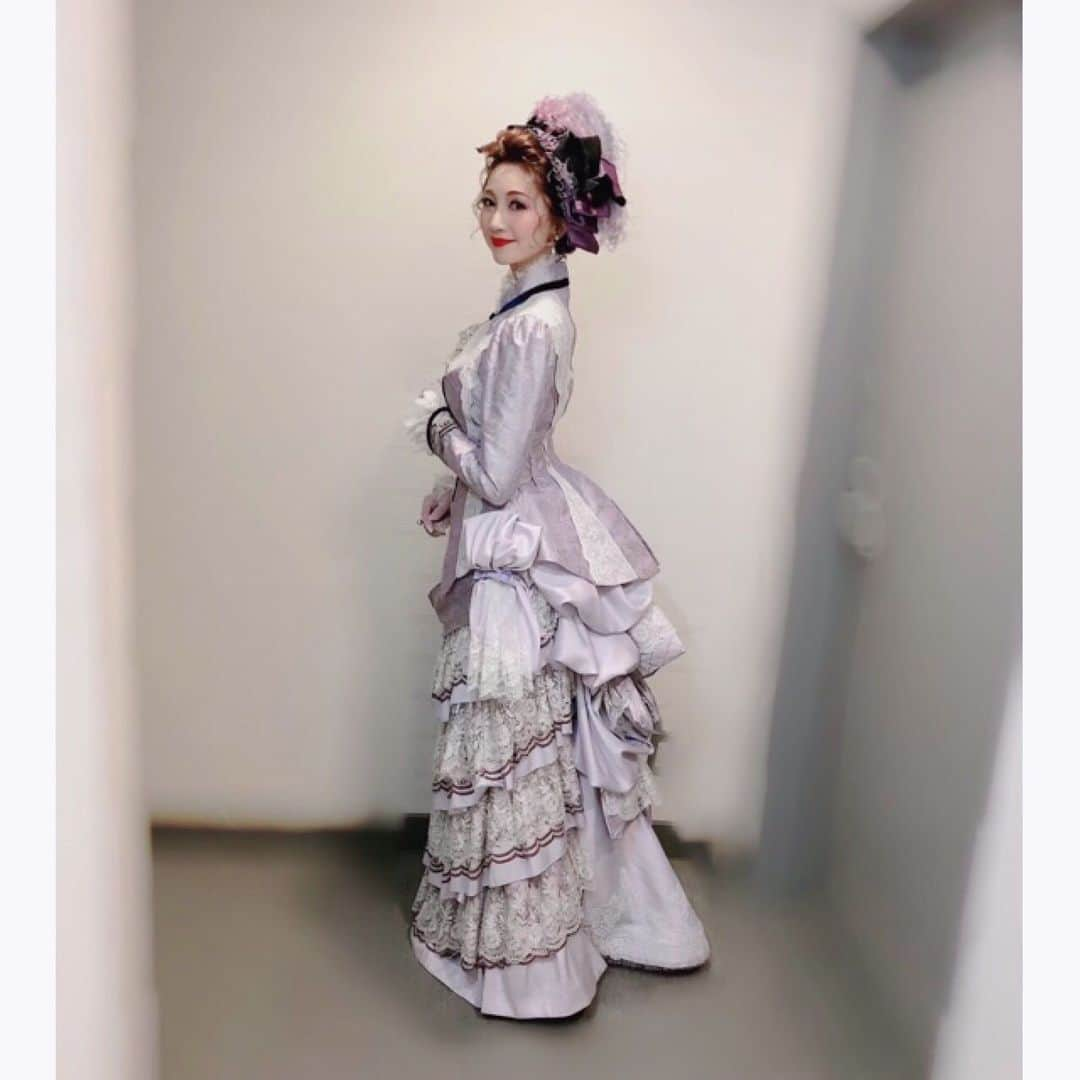 夢咲ねね（赤根那奈）さんのインスタグラム写真 - (夢咲ねね（赤根那奈）Instagram)「． ． ホテルブラック・プールで着ていました、紫色のバッスルスタイルのドレスです💜 私、在団中からバッスルドレスを着てみたいという淡い夢がありましたが、今回叶いました🥀 このドレスもとっっても素敵で気に入っています。 そして、ヘッドドレスも可愛いすぎです💜💜  #ポーの一族 #ミュージカル #梅田芸術劇場 #シーラポーツネル #シーラのドレスコレクション #ホテルブラックプール #バッスルスタイル #ドレス #🥀」3月4日 17時41分 - yumesaki__nene