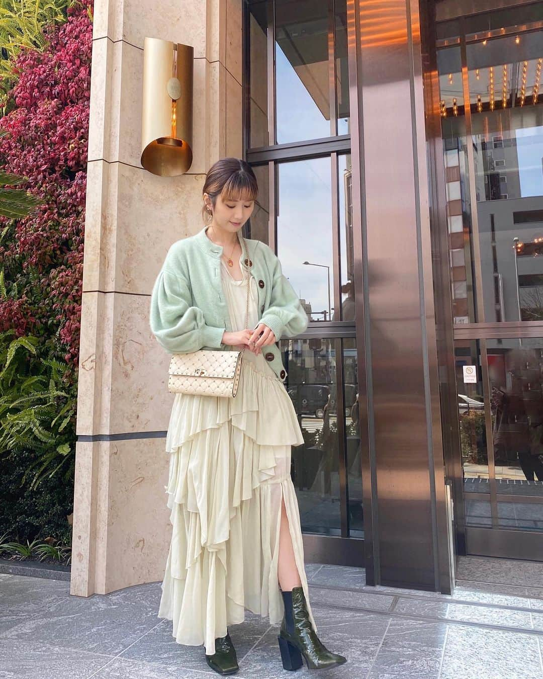 一木美里さんのインスタグラム写真 - (一木美里Instagram)「💐💛 みどり色も好きです🌿🌎✨ knit #snidel dress#casafline  bag#valentino boots#No6  #コーデ#私服」3月4日 17時33分 - misato_ichiki