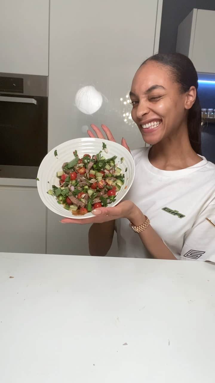 ジョーダン・ダンのインスタグラム：「Thai beef salad 🥗😍」