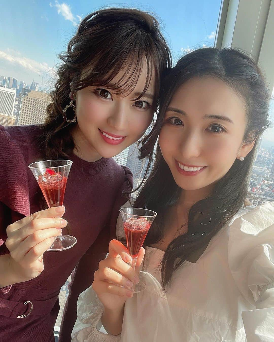 mimiさんのインスタグラム写真 - (mimiInstagram)「しほみんとの苺ビュッフェ🍓 写真撮るのと食べるのと話すので あっという間だった🤤💓  東京タワーが見える席の後 バーエリアの席でも スイーツをいただいたの✨ ここの席の景色も良きでした❣️ （スカイツリー見れたよ♡） ・ #skybuffet_xex #xexatagogreenhills #ストロベリーブッフェ #苺ビュッフェ #スカイブュッフェ #絶景 #ランチブュッフェ #xex愛宕 #愛宕グリーンヒルズ #愛宕グリーンヒルズ最上階42階 #苺好き #いちご好き #🍓 #スイーツマニア #スイーツ女子 #甘党女子 #おしゃランチ #甘mimi #mimiランチ」3月4日 23時15分 - chan.mi3