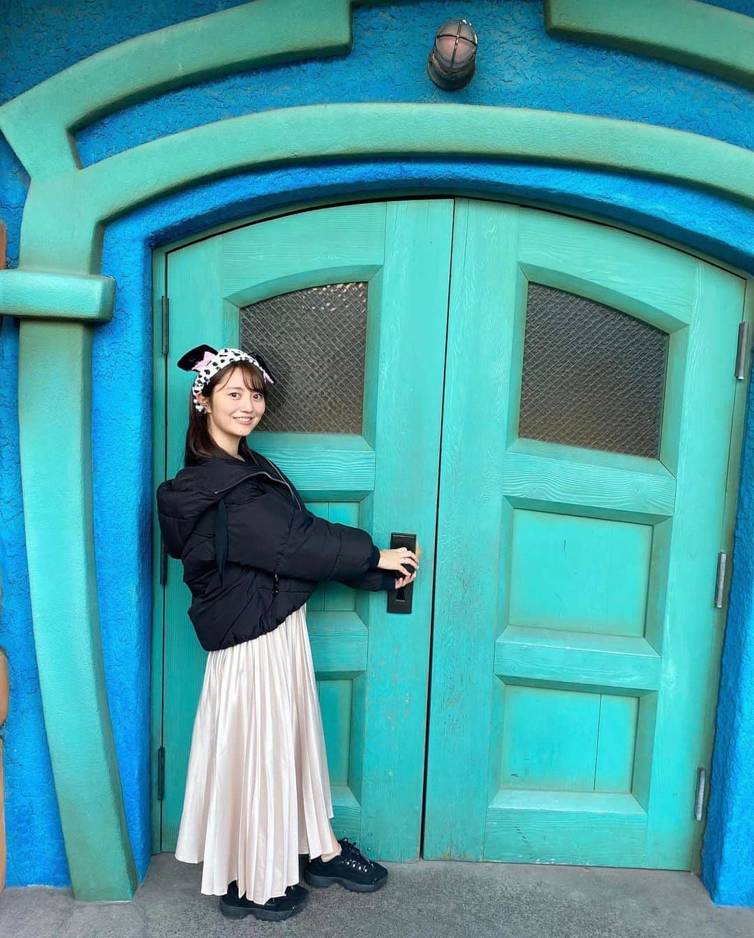 藤原美歩さんのインスタグラム写真 - (藤原美歩Instagram)「1年ぶりくらいのDisney🐭﻿ ﻿ 首長族すぎてあれ私ろくろ首だっけ？って言う写真よく撮れる📸😂﻿ ﻿ 姿勢良くなってろくろ首写真脱出したい！！！﻿ ﻿ ﻿ ﻿ ﻿ ﻿ ﻿ ﻿ ﻿ ﻿ ﻿ ﻿ ﻿ ﻿ ﻿ ﻿ ﻿ ﻿ #サロンモデル #サロモ #サロン撮影 #作品撮り #前髪パーマ #ヘアアレンジ #撮影モデル #撮影データ#ディズニーコーデ #101匹わんちゃん #101匹わんちゃんコーデ #disneycode #東京ディズニーリゾート #ディズニーランド #ディズニー写真部 #ディズニー部 #ディズニー写真」3月4日 23時19分 - mh_1016_ig