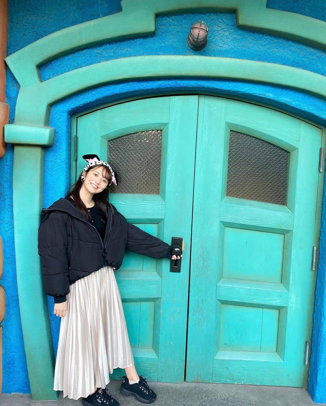 藤原美歩さんのインスタグラム写真 - (藤原美歩Instagram)「1年ぶりくらいのDisney🐭﻿ ﻿ 首長族すぎてあれ私ろくろ首だっけ？って言う写真よく撮れる📸😂﻿ ﻿ 姿勢良くなってろくろ首写真脱出したい！！！﻿ ﻿ ﻿ ﻿ ﻿ ﻿ ﻿ ﻿ ﻿ ﻿ ﻿ ﻿ ﻿ ﻿ ﻿ ﻿ ﻿ ﻿ #サロンモデル #サロモ #サロン撮影 #作品撮り #前髪パーマ #ヘアアレンジ #撮影モデル #撮影データ#ディズニーコーデ #101匹わんちゃん #101匹わんちゃんコーデ #disneycode #東京ディズニーリゾート #ディズニーランド #ディズニー写真部 #ディズニー部 #ディズニー写真」3月4日 23時19分 - mh_1016_ig