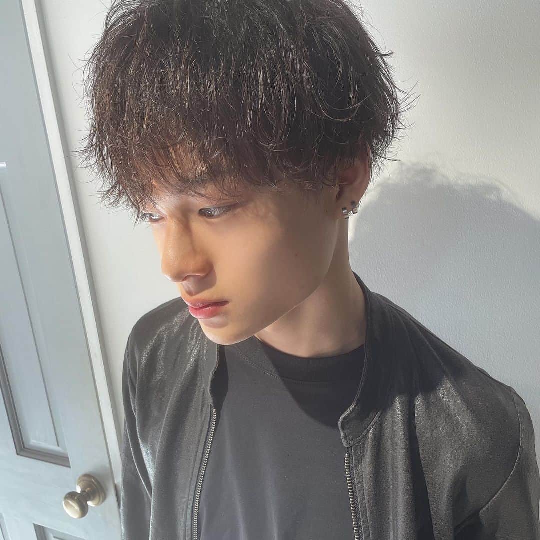 永塚兼慎のインスタグラム：「髪の毛ばちばちのやつ！」