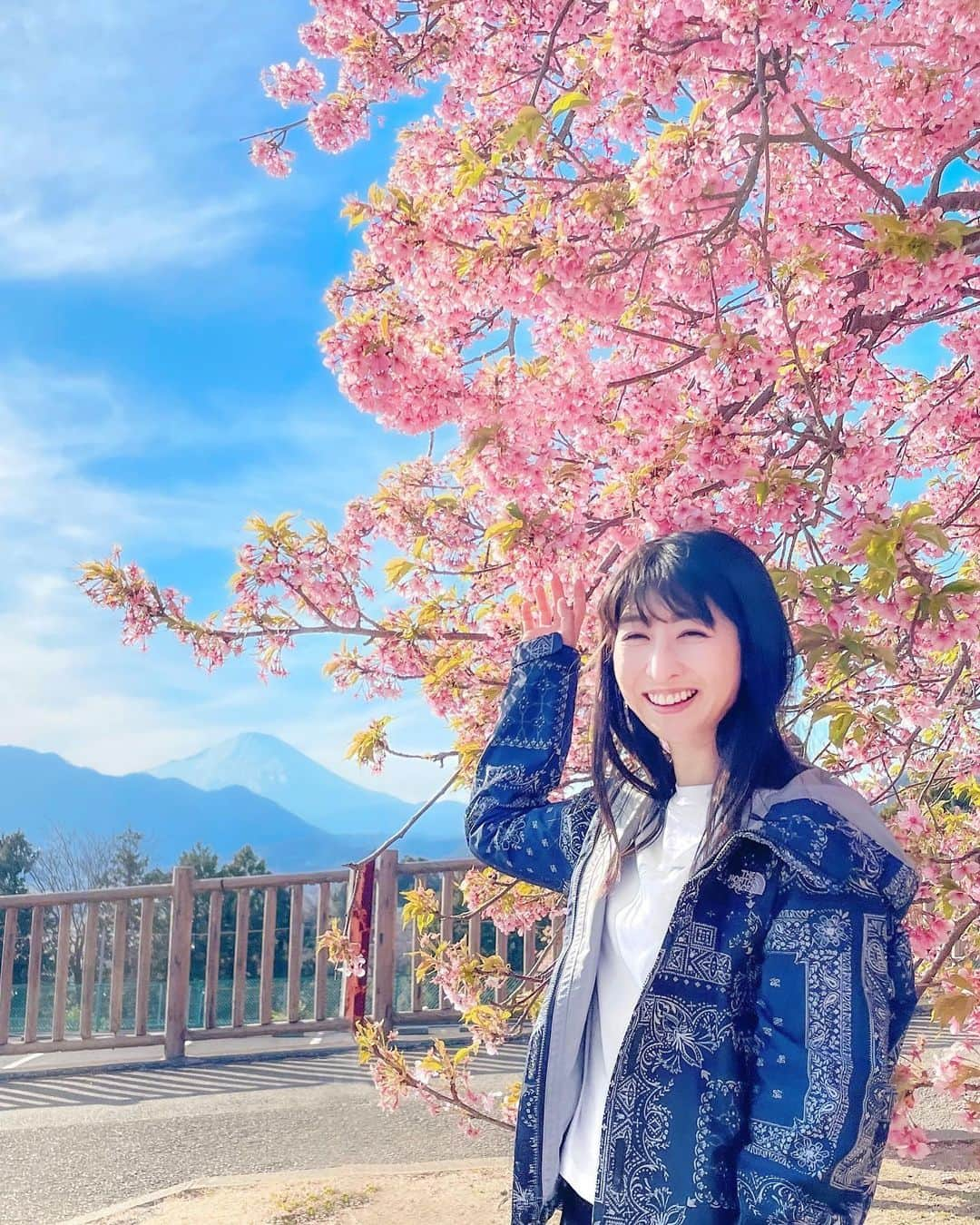 土屋香織さんのインスタグラム写真 - (土屋香織Instagram)「🌸🗻𝕊𝕒𝕜𝕦𝕣𝕒 & 𝕄𝕥.𝔽𝕦𝕛𝕚 さくらの季節( ˘͈ ᵕ ˘͈ )♡ この時期になると毎年 日本にうまれてよかったなぁって思う🌸🌸🌸 . . . 予定が色々狂ってしまいちょっぴり凹みモード 気を取り直して今できることをしよう！ 急なリスケでご迷惑をおかけした皆様 本当にごめんなさい😢 . 先日打ちっぱなし行ったら ちょっとノッてきたので この調子でゴルフの練習も頑張ります🏌️‍♀️ . . . #神奈川県 #旅ラン #西平畑公園 #松田山ハーブガーデン #松田山 #河津桜 #菜の花 #桜 #桜と菜の花 #富士山 #happyrunning #はなまっぷ #はなまっぷ桜2021 #happyrunner #runtrip #runninglife #かおvoyage #たびすたぐらむ #runninggirl #runtrip #ハシリマスタグラム #ハシリマシタグラム #写真好きな人と繋がりたい #genic_japan #jp_gallery #far_eastphotography #走るの好きな人と繋がりたい #ランナーさんと繋がりたい #ig_running #東京女子部 #春のときめき @tokyo_joshibu」3月4日 17時54分 - kaorintsuchiya