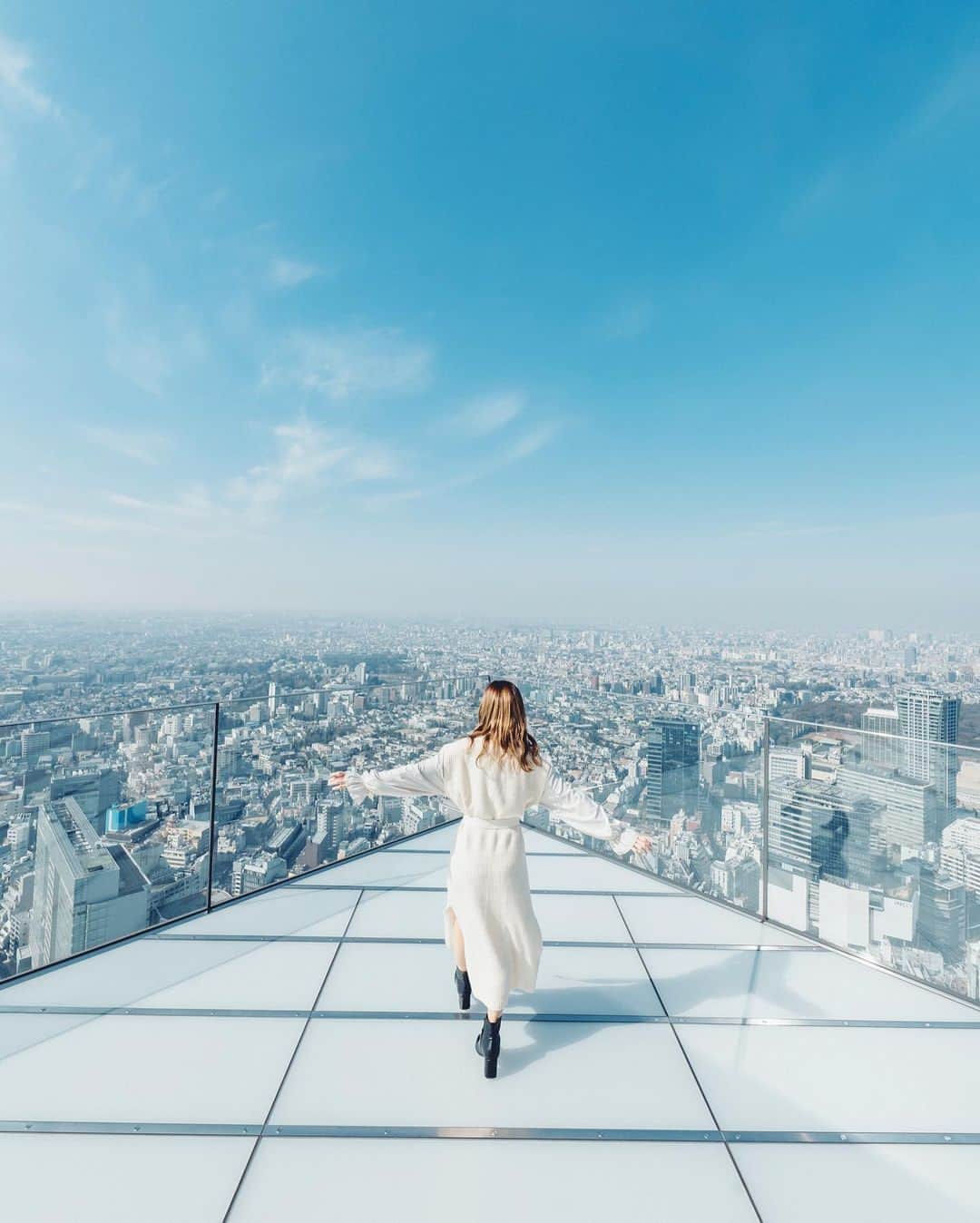 楽天トラベル さんのインスタグラム写真 - (楽天トラベル Instagram)「こんにちは😊 今日は東京に来たらぜひ見に行きたい絶景をご紹介します✨ ーーーーーーーーーーーーーー 📍SHIBUYA SKY （東京都渋谷区） ーーーーーーーーーーーーーー 渋谷エリアでは最も高い地上47階建ての東京の新たなランドマーク 渋谷スクランブルスクエアにオープンした展望台。 地上約230mから360度遮るものなく東京の街並みを眺めることができますよ。 ーーーーーーーーーーーーーー Special Thanks💓 📸Photo by @kouyou_jp  📌ご旅行やおでかけの際は、事前にお住まいの地域や旅行先の情報を確認しご計画をお願いいたします ーーーーーーーーーーーーーー 旅先で出会った美しい風景や素敵な旅館などを  #rakutentravel を付けてぜひシェアしてください😊 このアカウントでご紹介させていただきます💗 ーーーーーーーーーーーーーー  #楽天トラベル #旅行好きな人と繋がりたい #旅したくなるフォト #旅行 #国内旅行 #旅行好き #旅行好きと繋がりたい #写真好きな人と繋がりたい #旅好き女子 #旅行好き女子 #travel #trip #japan #お出かけスポット #お出かけ #インスタ映えスポット #インスタ映え #フォトジェニック #東京 #東京観光 #東京旅行 #展望台 #SHIBUYASKY #渋谷 #shibuya #tokyo #絶景スポット」3月4日 18時01分 - rakutentravel