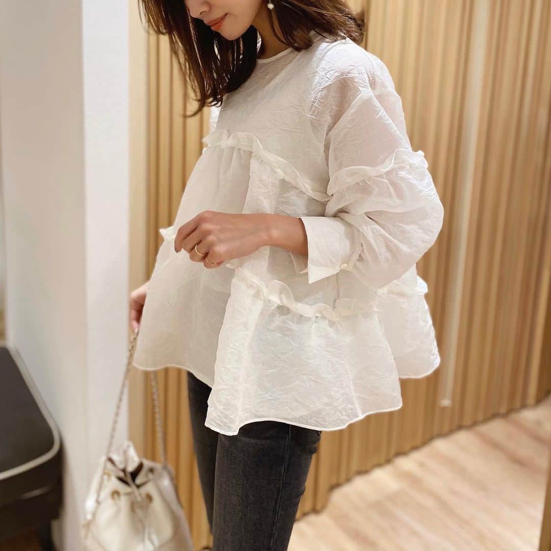 石黒美帆のインスタグラム：「*﻿ ストーリーズにもあげていたブラウス𓈒𓏸﻿ この素材とシルエットが @sono_official らしい🥺﻿ ﻿ ﻿ ホワイトだし透けないかな…？とか気になってたんですが、下のキャミソールがしっかりとした生地なので大丈夫でした♡﻿ ﻿ ﻿ 昨日はpopupにお伺いしたのですが、ウェブで見るよりやっぱり実物は可愛い🥰﻿ ﻿ ﻿ 特にシャツとブラウスが豊富で、春着たいアイテムがいっぱいだったので、3/16まで玉川高島屋本館3F で実物見てみてください❤︎﻿ ﻿ ﻿ ちなみに昔二子玉川に住んでたんですが、高島屋がオシャレで綺麗になっていてビックリでした👏﻿ ﻿ ﻿ ﻿ #sono#ソーノ#玉川高島屋#二子玉川#にこたま#ファッション#春服#春コーデ#春服コーデ#シンプルコーデ#モノトーンコーデ#デニムコーデ#ブラウス#シャツ」