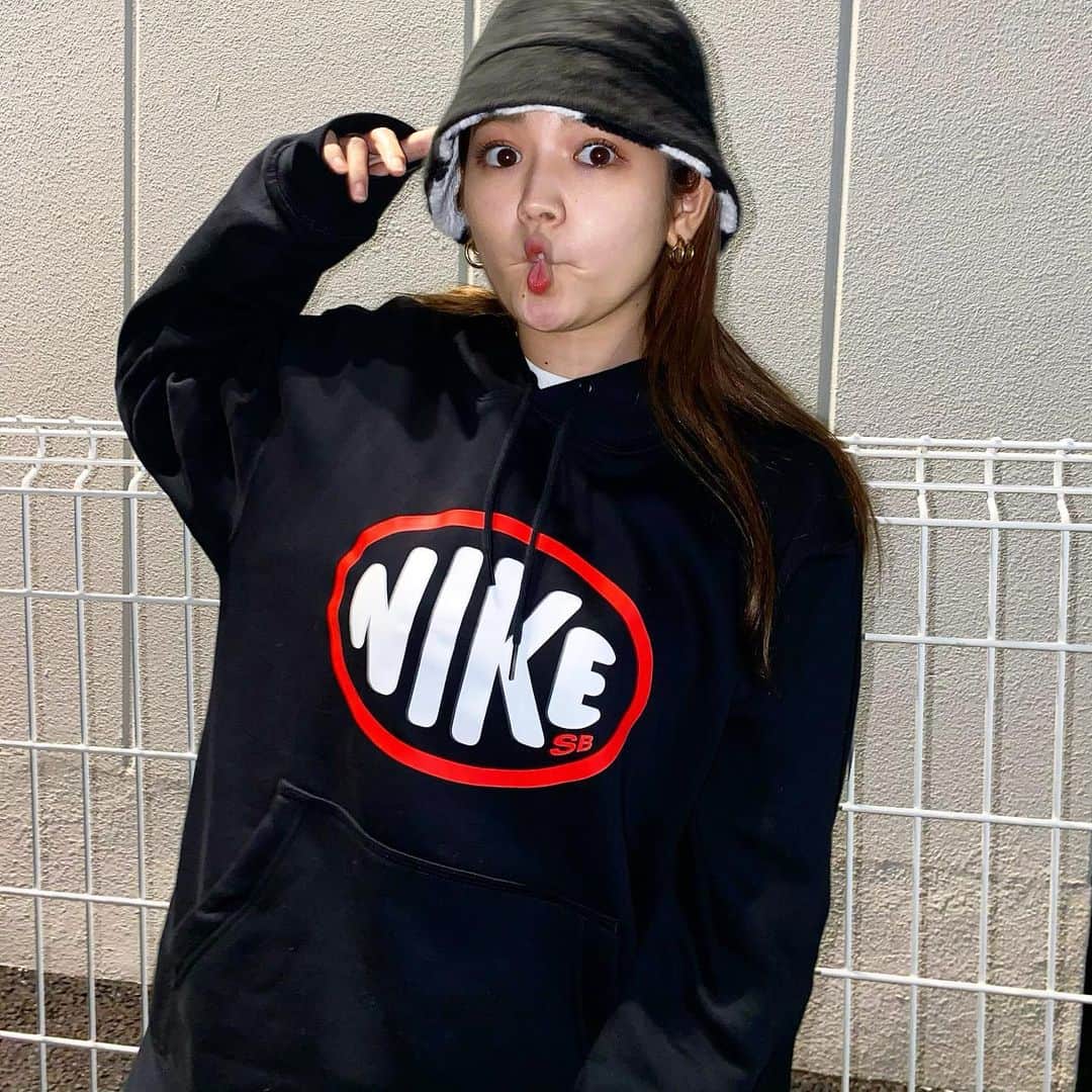富久美玲のインスタグラム：「_ . マネージャーから＼(^o^)／ 誕生日プレゼントを頂きんか〜🎁✨ . @nikesb  ▷Mサイズ . #私服#身長152cm#mireistylecode#ootd #トップス#パーカー#nikesb」
