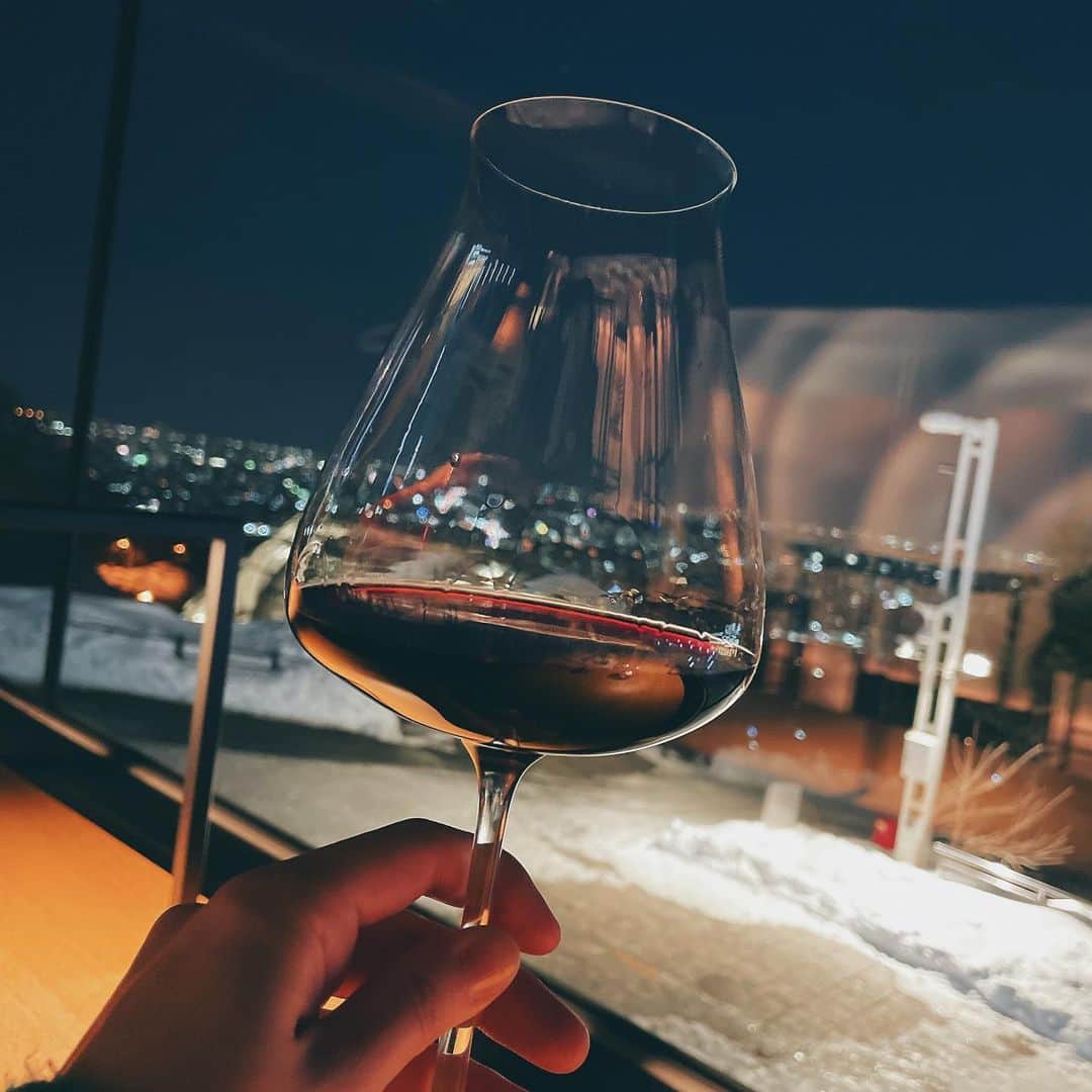 脇田唯のインスタグラム：「🍷 仕事ですってば！」