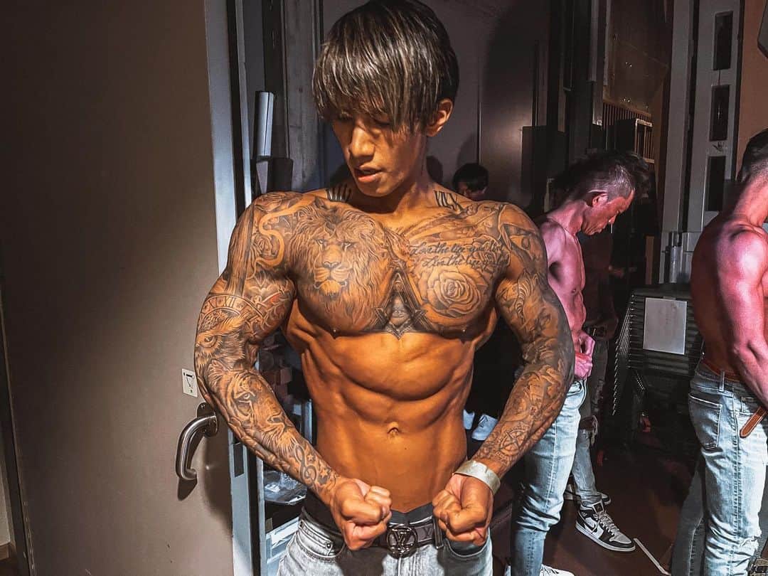 諸岡 昌紀さんのインスタグラム写真 - (諸岡 昌紀Instagram)「舞台裏🔥🔥🔥  よし、次の大会のエントリーも完了！  5月は2試合出場します🙏🏾  #バランス #ダイエット #yoshikiのダイエット記録 #2021 #マッチョ  #筋肉 #筋トレ #トレーニング #ワークアウト #フィットネス #筋トレ男子 #マッチョ #腹筋 #tattoo #タトゥー  #筋肉モデル  #フィットネスモデル  #スポーツモデル #フィジーク  #ファッションモデル  #モデル #model #美容 #パーマ男子  #workout  #training #fitness  #パーソナルトレーニング  #パーソナルトレーナー」3月4日 18時24分 - yoshiki.fit