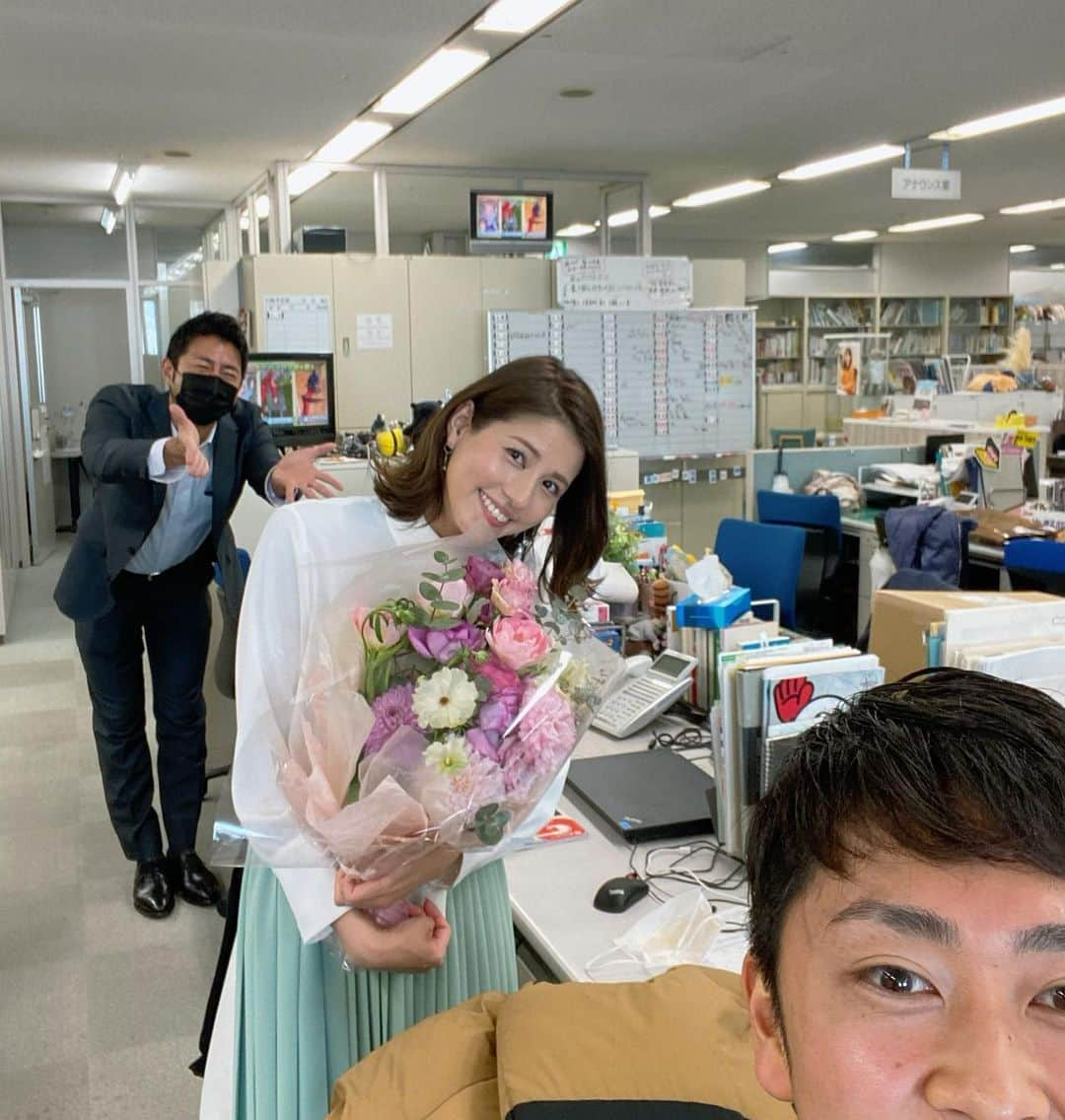 木下康太郎さんのインスタグラム写真 - (木下康太郎Instagram)「* 今朝幸せオーラ満開の2人に会えました🎉 . 永島、結婚おめでとう！ パパのこと忘れないようにね😆👏 . そして榎並さんも日本一タンクトップの似合うパパになって下さい〜😎☀️ . #おめでとうございます #笑顔 #フジテレビ #アナウンサー」3月4日 18時23分 - kotaro_kinoshita0906