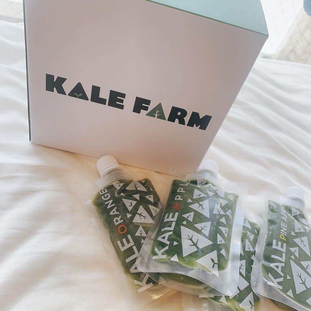 堀江聖夏さんのインスタグラム写真 - (堀江聖夏Instagram)「⌇ ＫＡＬＥ ＦＡＲＭ 🥬﻿  ﻿ 実は、最近身体が重くて﻿ なかなか大好きなジムも﻿ 行けなかったのですが、朝ごはんを﻿ このケールファームの﻿ コールドプレスジュースに変えてから﻿ 身体がすごく軽くなってきました✨﻿ ﻿ そもそも、ケールに栄養素が﻿ たっっぷり含まれていて、﻿ モリモリお野菜として﻿ 食べるのも好きなのだけど、﻿ こうして手軽に飲めるのも魅力的。﻿ ﻿ 腸内環境がよくなって、﻿ もう、とにかく1日の活動の﻿ フットワークが軽くなります🌈﻿ ﻿ 変えたい食生活の良いきっかけに﻿ なりました✨🥬続けよう♪﻿ _________________________」3月4日 18時34分 - mina_horie