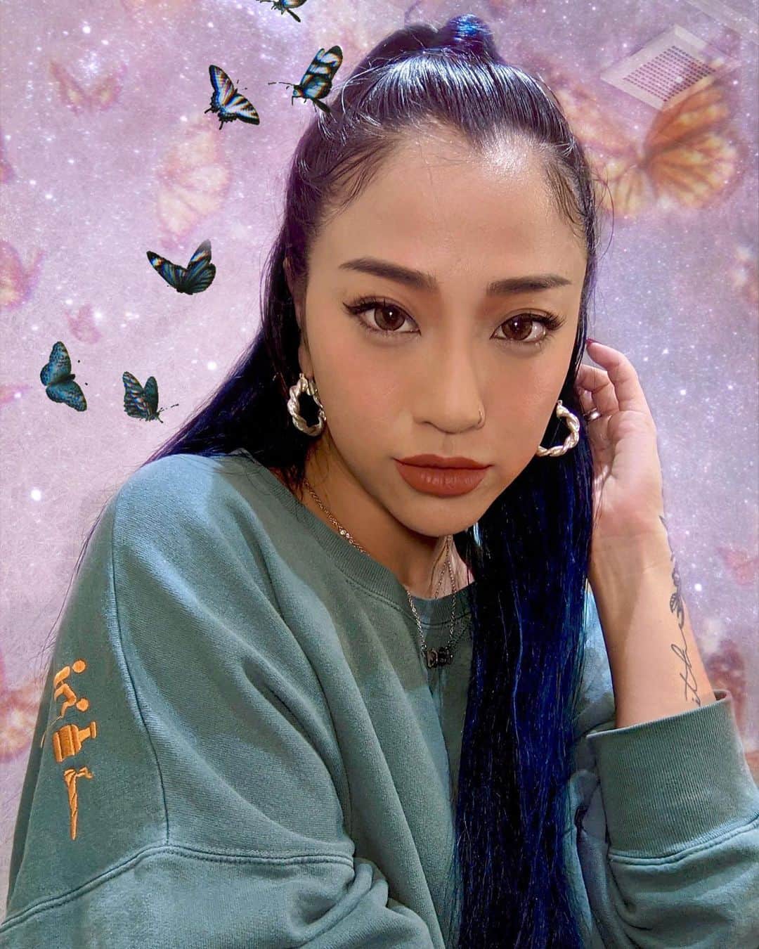 のインスタグラム：「お肌のなやみは昔から多くて、ファンデで隠しきれない粗は、いつも @sbeautyclinic #エスビューティークリニック　@dr.y.yumi ゆみ先生に解決してもらってます🥴💕✨の、話。」