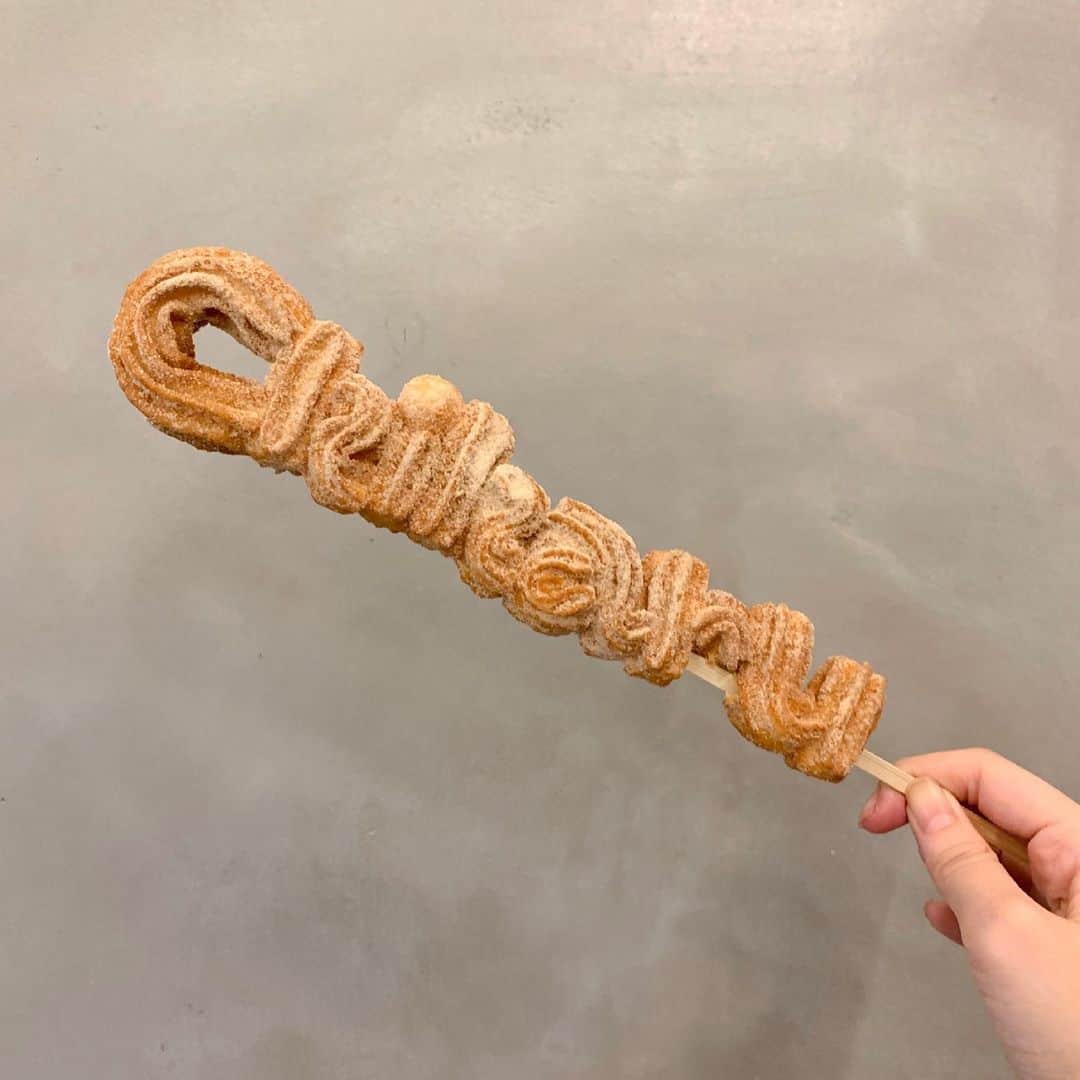 Chiharuのインスタグラム：「❤︎ おなまえチュロス🥰かわちい 米粉使ってるからグルテンフリーらしい🥺 . お名前にしたい人は前日までにお店に予約した方がいいみたいっっ 当日でも２時間くらい待てばできるって！ ❤︎ #ダニーチュロス　#dannychurros #グルテンフリー　#グルテンフリースイーツ　#福岡　#福岡旅行　#福岡グルメ　#福岡スイーツ　#福岡カフェ　#天神　#天神カフェ #日本　#国内旅行  #スイーツ女子 #スイーツ #スイーツ好きな人と繋がりたい #チュロス　#fukuoka #tenjin #japan #sweets #churros #sweetslover」