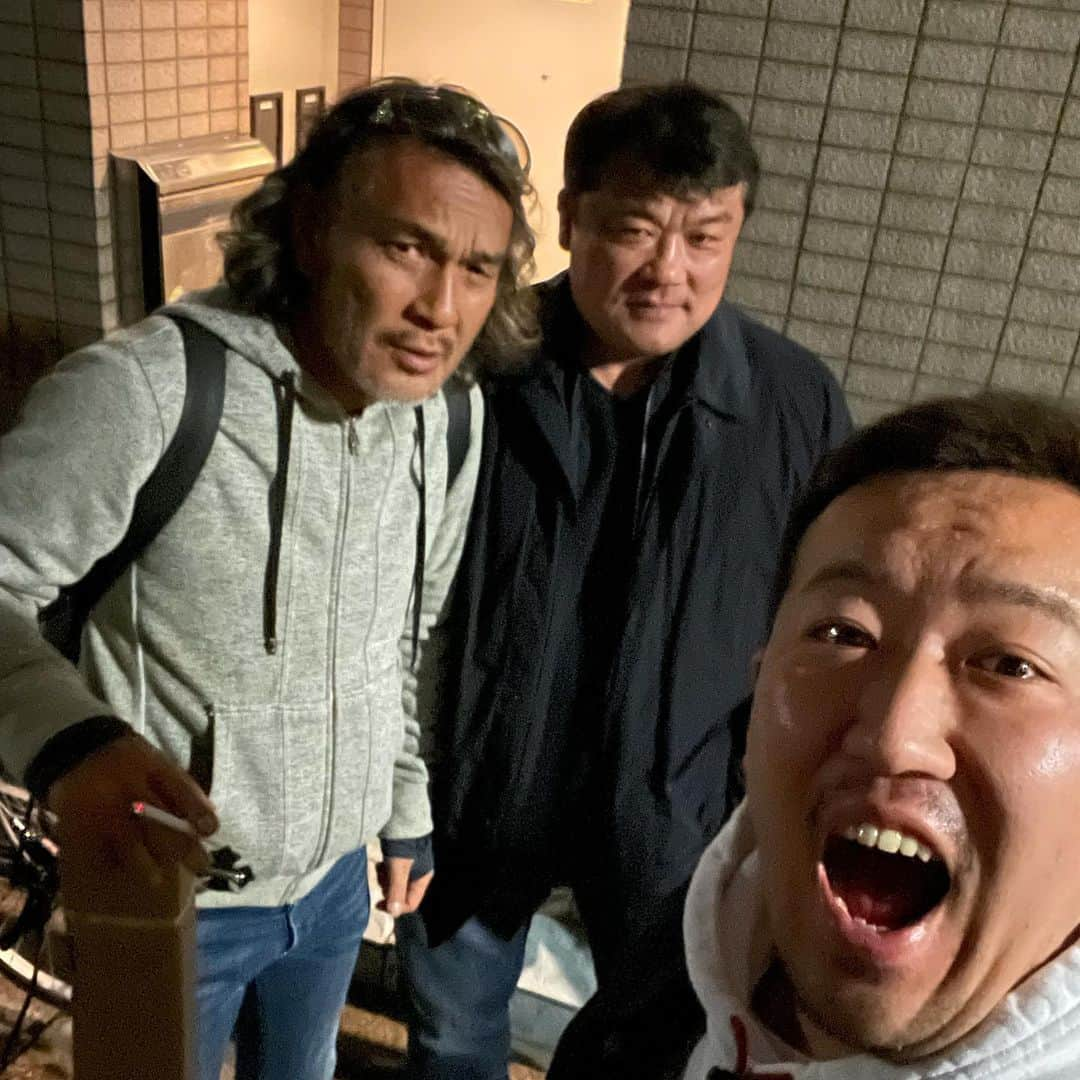 ゆっこママのインスタグラム：「闇の食事会。 夕方17時からの食事会。  @yoshidahidehiko44  @koso.okazaki   #柔道 #金メダリスト #バルセロナオリンピック #東京オリンピック #ゆりこババァ #妖怪ウォッチ  #天ぷら #おとこ酒 #」