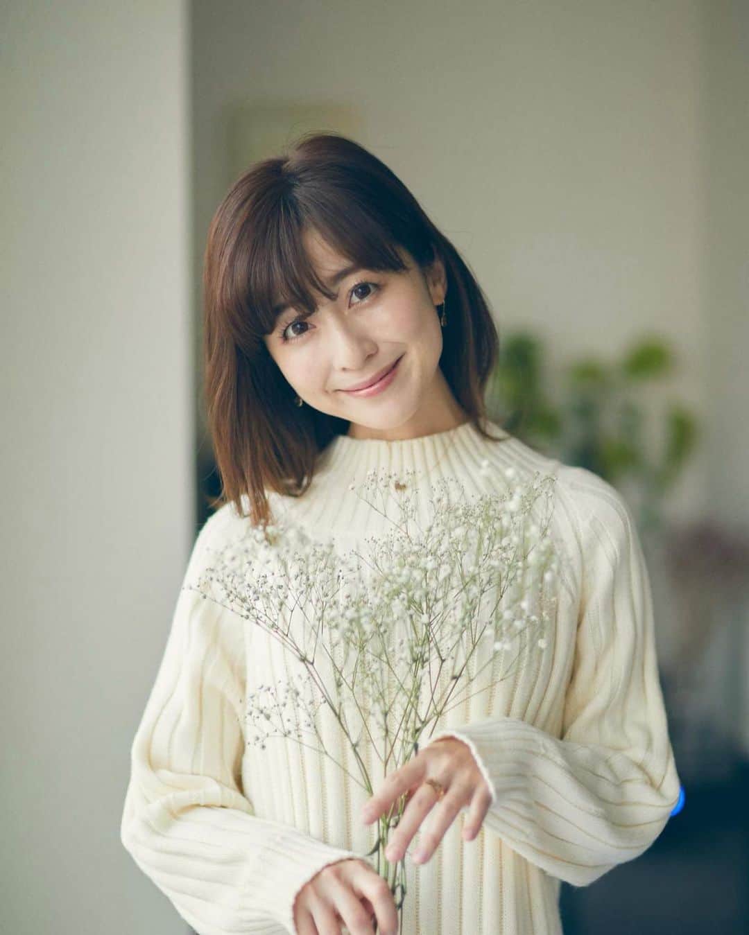 水野佐彩さんのインスタグラム写真 - (水野佐彩Instagram)「・ 大好きな私の太陽ちゃん @yuma_516 がジュエリーブランドを立ち上げました💎 @iroha_fancycolordiamonds  由真おめでとう❤️ とっても可愛いスライスダイヤモンドのジュエリー💍🤍 ダイヤモンドの原石を薄く切ったダイヤモンドは 世界に一つしかないデザインになります🥰 ダイヤモンドなのにカジュアルにつけられて とってもわたしも気に入ってる😊✨ irohaの撮影の時におじゃまさせてもらって 私も撮っていただきました📸 娘とのオフショットもお気に入り👩‍👧 2ヶ月くらい前なだけで別人のような娘👧🏻」3月4日 18時47分 - saaya_mizuno