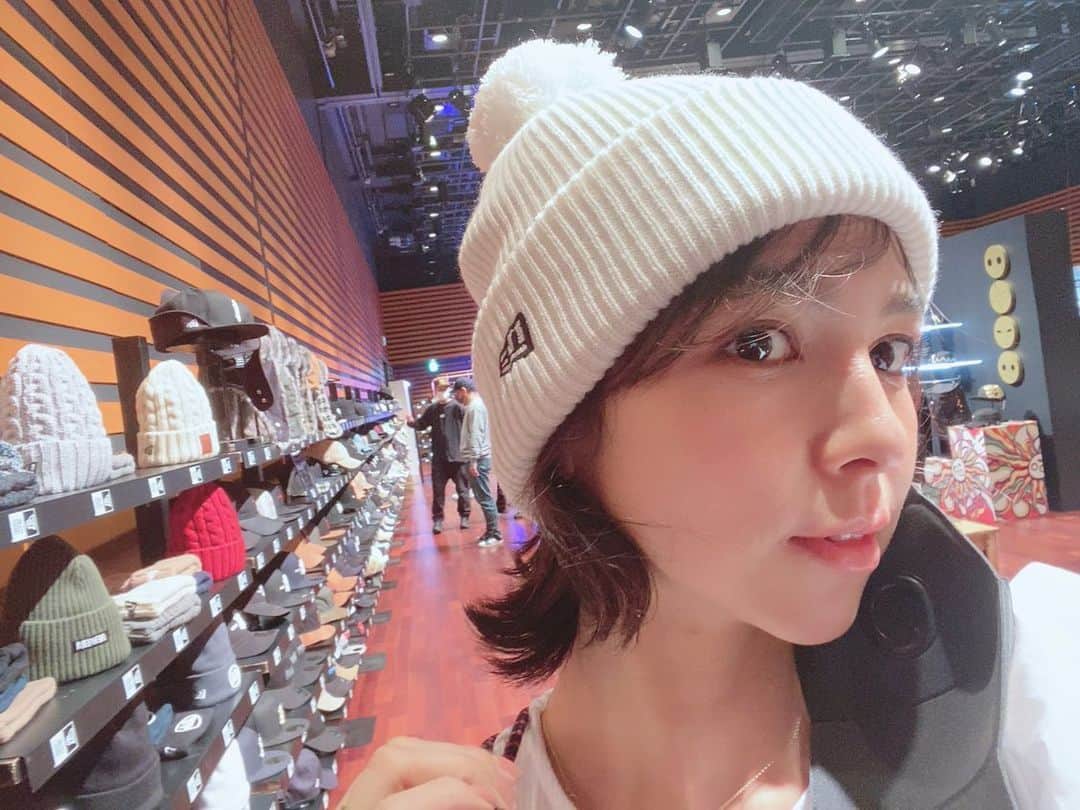 鈴木サチのインスタグラム：「. @newerajapan 2021FW展示会へ . . kidsがいつも可愛くて可愛くて😘 . 子供達のモノにいつもまよっちゃう😍💕 . . 私はどれにしよーかなー☺️☺️☺️ . . #ママ #ママモデル #モデル #newera #neweracap」