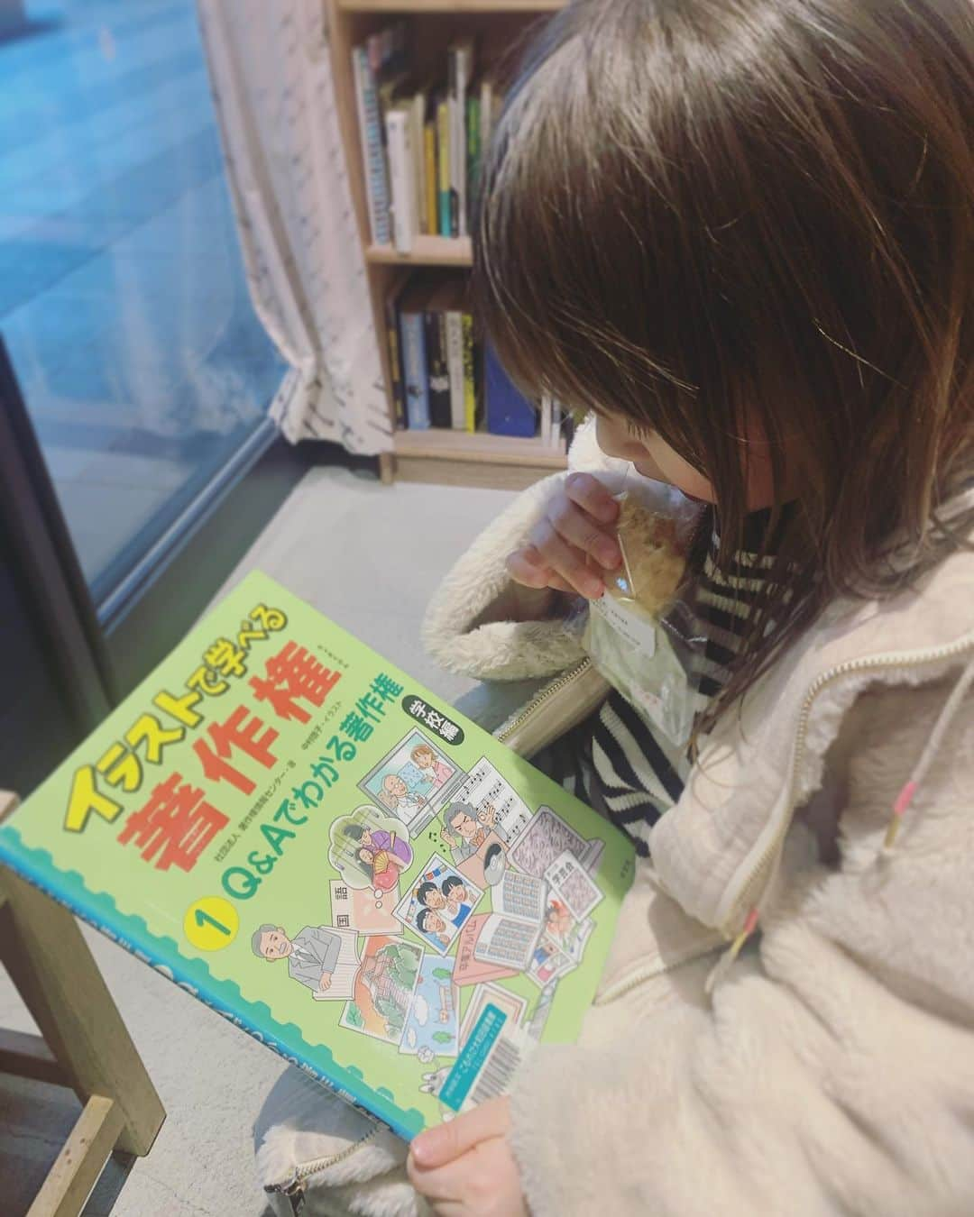 坂本美雨さんのインスタグラム写真 - (坂本美雨Instagram)「ママ読んで〜〜 って、出してきた本、それか。。 #今日のなまこちゃん」3月4日 19時01分 - miu_sakamoto