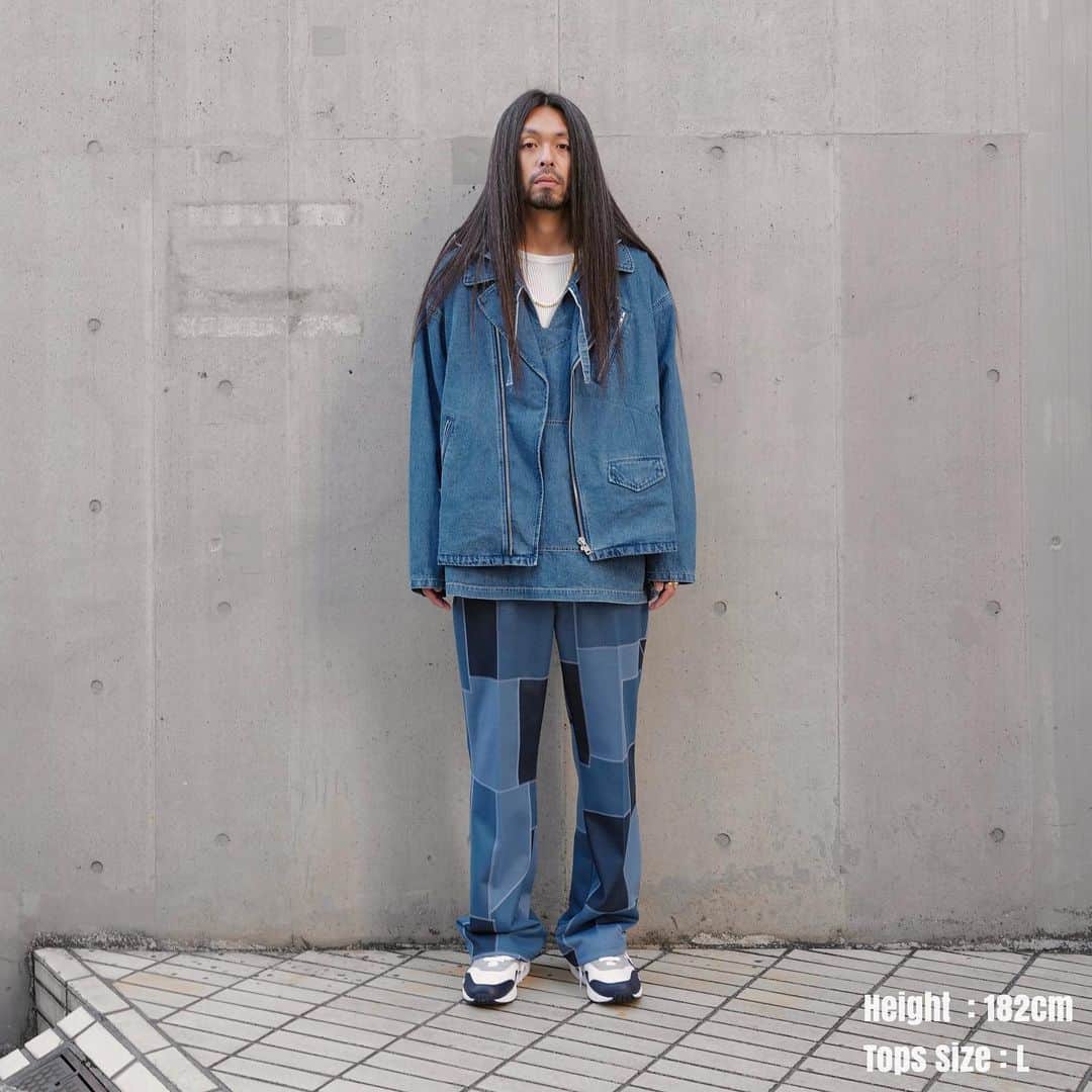 beams_harajuku_officialのインスタグラム：「… 【BEAMS】のダブルライダースジャケットはルーズなシルエットで柔らかい素材の為、適度な落ち感があり無骨すぎない現代的にアップデートされたライダースジャケットとなっています。  スタイリングは全体をワントーンでまとめ、いわゆるライダースの着こなしとは違った印象が出るようにしました。  @beams_mens_casual  @beams_harajuku_official  #mexipa  #needles #nike #21ss #beams #ビームス #harajuku_beams #HARAJUKUSTYLE #mensfashion #menswear #wear #style #fashion」