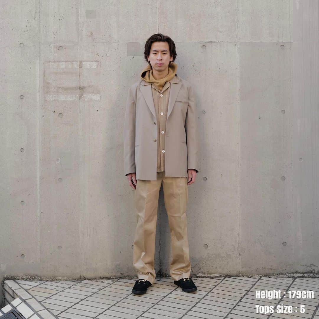 beams_harajuku_officialのインスタグラム：「… 【WELLDER】のテーラードジャケットをメインにスタイリング。  大ぶりなボックスシルエットが良く、ハリと光沢がある生地でかなり上品な見た目なので、あえてアンバランスさを出す為カジュアルなチノパンを合わせ、インナーには総柄のシャツとスポーティーな印象をもつフリースパーカーを合わせることで、どこか違和感を感じさせる、クセのあるスタイリングにしました。  @wellder_official  @beams_harajuku_official  #wellder  #needles #nikeacg #21ss #beams #ビームス #harajuku_beams #HARAJUKUSTYLE #mensfashion #menswear #wear #style #fashion」