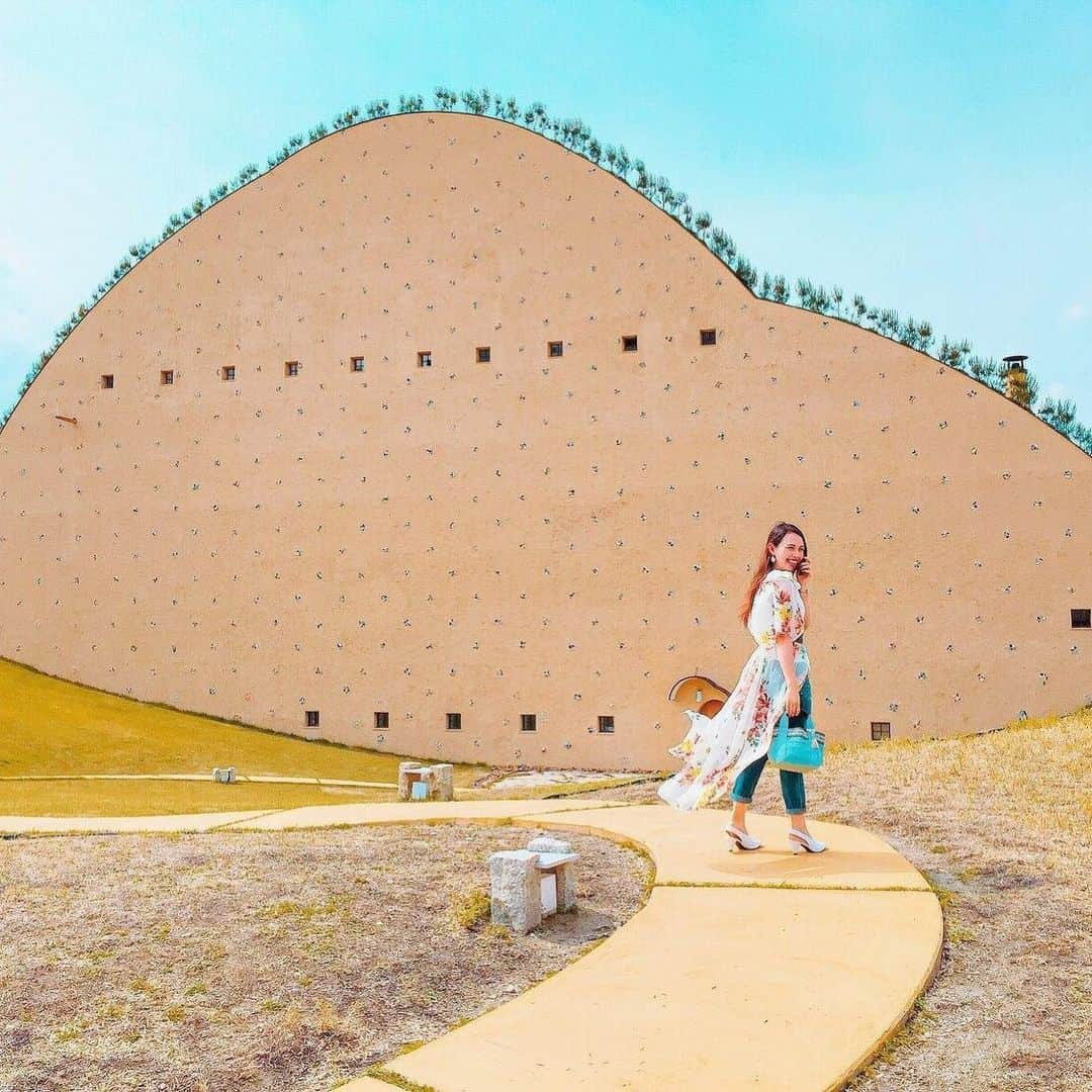 Stayway女子のインスタグラム：「【📍岐阜県・多治見市】  —————————————————— モザイクタイル発祥の地ならではの不思議なスポット「多治見モザイクタイルミュージアム」。タイルの原料を掘り出す「粘土山」を思わせる外観は、地場産業のシンボルとして、なつかしいのに新鮮な、不思議な印象を与えます😳🌟 ———————————————— 素敵な女子旅をされている方をご紹介させていただきます！✨ こちらの写真は @amineko18 さんがアプリへ投稿してくださいました😄魅力が伝わってくる素敵な投稿ありがとうございました🎵  #Stayway女子旅 というハッシュタグをつけて是非投稿してください♪ Instagramにてご紹介させていただきます！ ——————————————————— AppStore又はGooglePlayで「stayway」を検索！トラベルクリエイターがリアルな口コミを情報発信！エリアでの絞り込みや位置情報でも投稿を探せます😌ステキなお出かけや旅の思い出を記録していきましょう🎵優先的にインスタでシェアさせていただきます！ ———————————————————  ❁.*･ 最近遊びに行かないし遠出もできないから 写真もマンネリ化したけど過去の写真が あったので久しぶりに更新📸 ここはたくさんのタイルがある場所 外から見ると本当に大きくて山に見える不思議な形😆 私は写真立てを体験して作ったよ✨ 子供連れとかにもおすすめです👍 📍モザイクタイルミュージアム 岐阜県多治  ——————————————————— #stayway_girls #stayway_gihu #岐阜観光 #岐阜旅行 #モザイクタイルミュージアム #モザイクタイル #多治見 #女子旅 #岐阜女子旅 #東京カメラ部 #旅行好き #国内旅行 #プチ旅行 #週末旅行 #フォトジェニック #フォトジェニックスポット #映えスポット #美術館巡り #美術館好き #アート巡り」