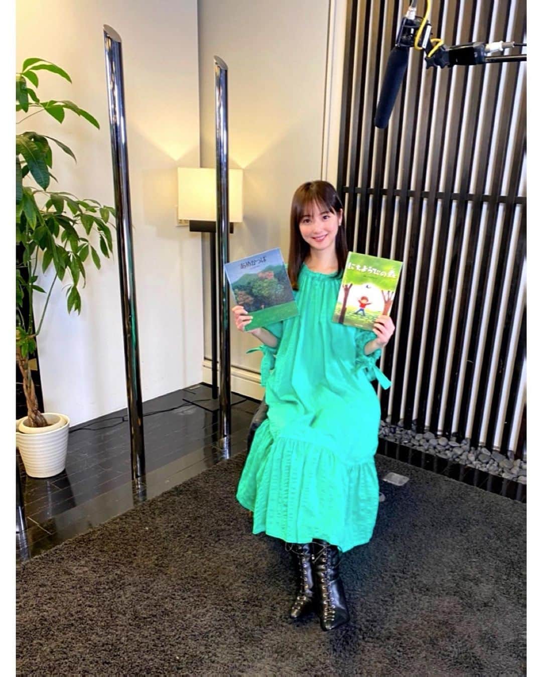 のインスタグラム：「ネスレ×FRaU SDGs共同企画 「 #えほんでみらいをかんがえる 」に参加させていただきました。 親子で地球環境について考える時間になればと思います。 私は「にちようびのもり」と「あめかっぱ」の２冊を読みました。  是非ご覧ください。  #ネスレ #FRaU #nearnippon」