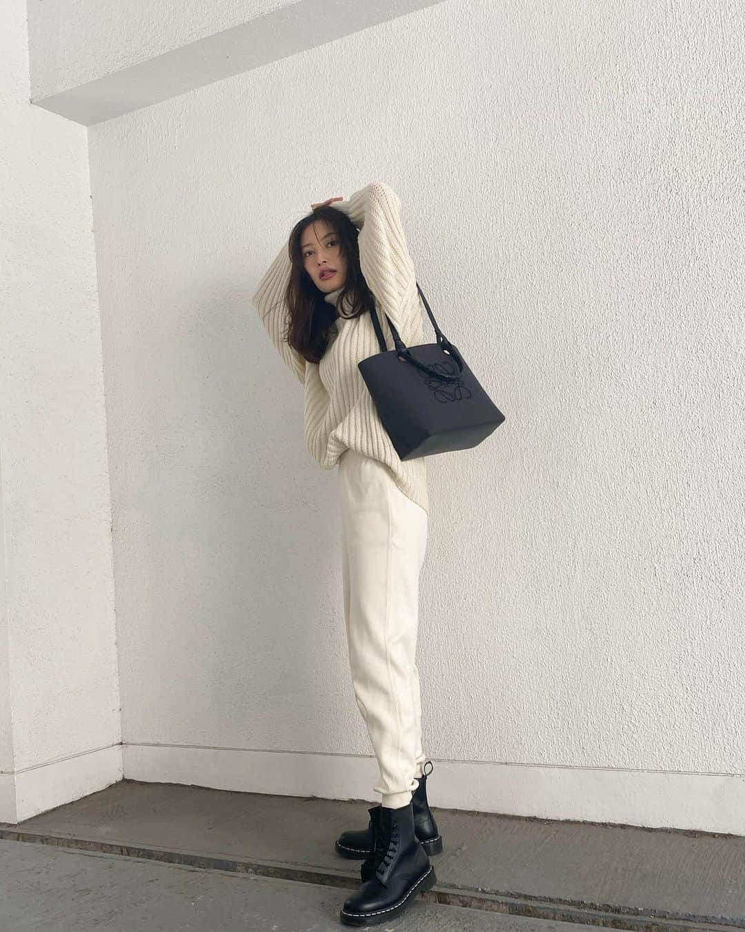 のインスタグラム：「白のスウェットをずっと探していてようやく見つけたお気に入りさんで🤍🖤🤍 #今日の絢服  sweat @unitedarrows_women_store  bag @loewe  shoes @drmartens_japan」