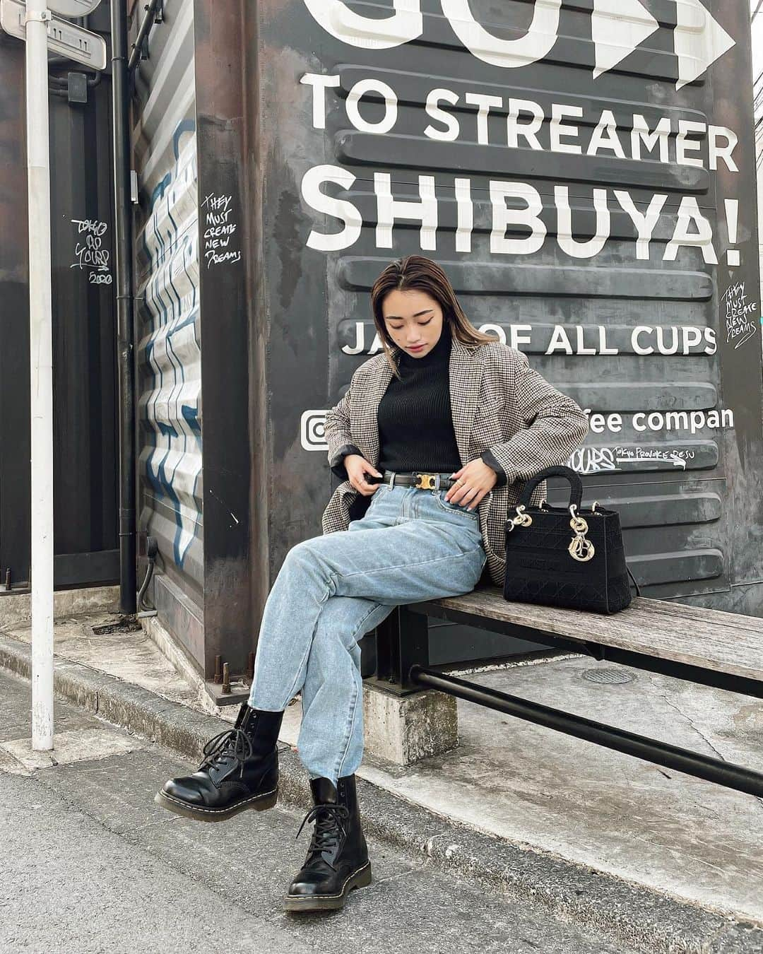 中嶋杏理さんのインスタグラム写真 - (中嶋杏理Instagram)「Today's outfit🕷🤎﻿ ﻿ またプチプラの可愛いデニム見つけた👖﻿ ✔︎ハイウエストストレートデニムパンツ﻿ @grl_official  ﻿ ハイウエストでウエストはキュッとしてる﻿ ストレートデニム探してたから嬉しい！ ﻿ 今日はマーチンにインしてるけど、﻿ ピタッとトップスにAirforsとかスニーカーとも◎👟🤍﻿  ﻿そしてこれ2099円🤢✌🏼🔥 ﻿ ﻿ #grl#グレイル#outfit#ootd#todaysoutfit#dior #今日のコーデ#マーチン#drmartens#celine #ジャケット#低身長コーデ#156cm#セリーヌ」3月4日 19時52分 - anrinakajima