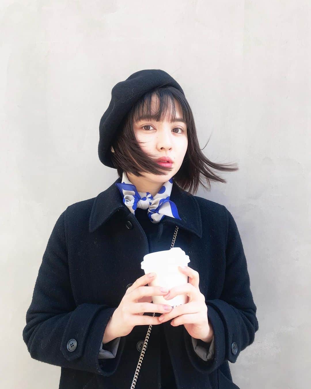 鎮西寿々歌さんのインスタグラム写真 - (鎮西寿々歌Instagram)「カフェラテHOT、風の時代。 ベレー帽とアウターに白い毛が…🤦🏻‍♀️前髪が…🤦🏻‍♀️ #あぃまぃにぃ 🤦🏻‍♀️」3月4日 19時49分 - tarasuzuka24