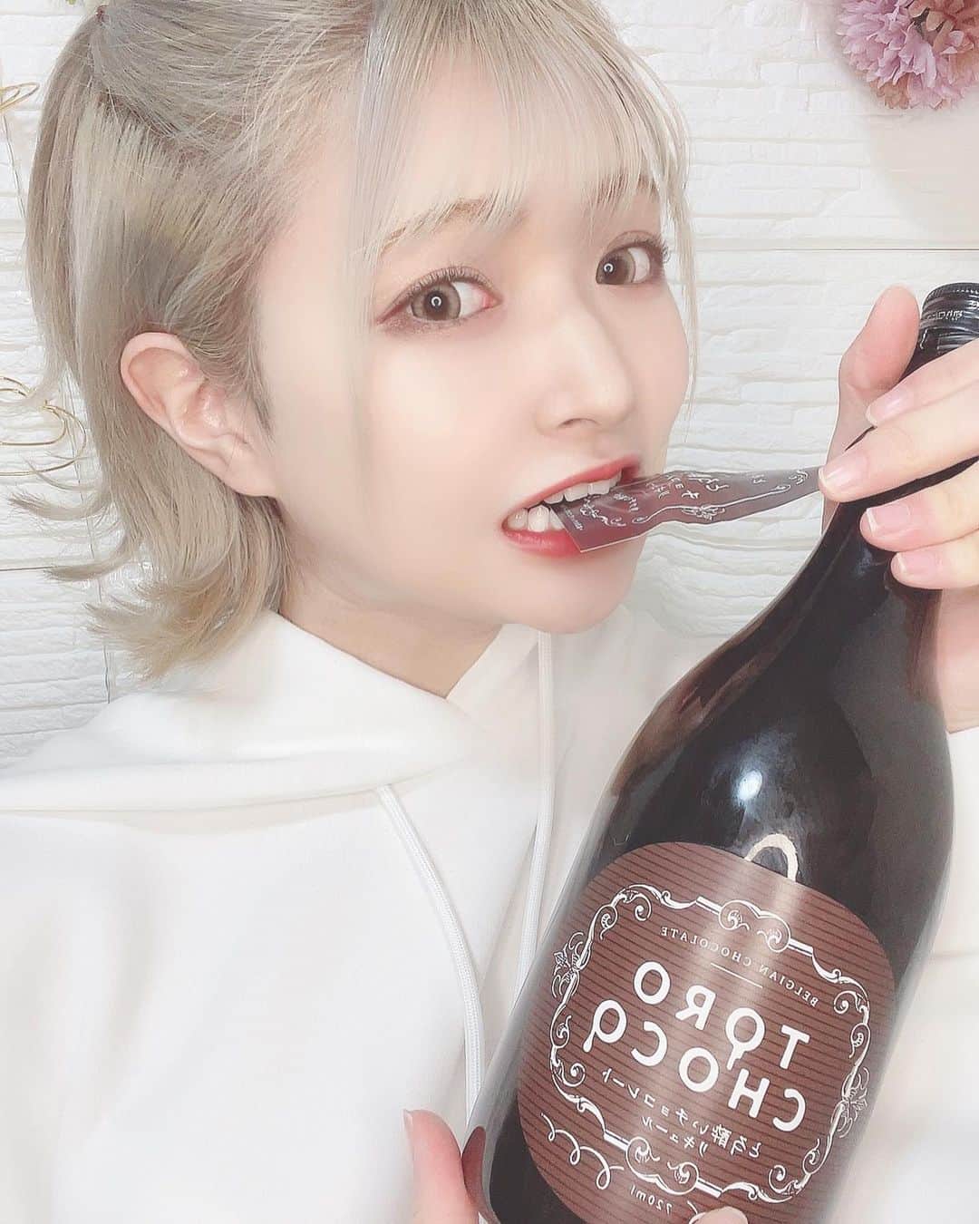 天乃七夕のインスタグラム：「【お返し何にしよう？】  ~そんな時はトロチョコレート~  ・フルーツにかけても美味しい ・そのままリキュール？で飲んでも美味しい ・牛乳で割っても美味しい ・好きなアイスに掛けても美味しい  こんなに色んな組み合わせが出来る トロチョコレート！！  ホワイトデーのお返し、日々の感謝のプレゼントにしてはいかがですか？？？🥺  #TOROCHOCO  #KURAND  #チョコ #チョコ好き #サプライズ #サプライズプレゼント #プレゼント #バレンタイン #ホワイトデー #お返し #お酒 #可愛いお酒」