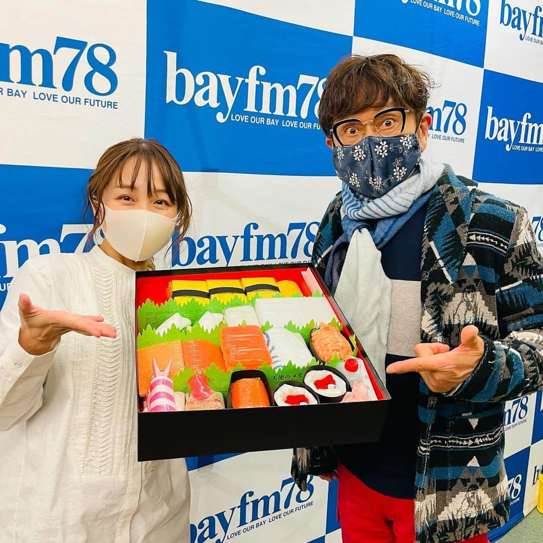 鈴木あきえさんのインスタグラム写真 - (鈴木あきえInstagram)「#bayfm #bayline 4ヶ月ぶりに 今週から復帰させていただきました📻  リスナーのみなさん たくさんのメッセージやつぶやき ありがとうございました✨✨  写真は #伊津野亮　アニキと🤎  そして持っているのは baylineファミリーからいただいた #おむつ寿司　🍣  なんと❣️ お寿司に見えて 全部、オムツだったり靴下だったり スポンジだったり… 赤ちゃんに嬉しいものばかりなんです❣️❣️❣️  こんなものがあるとは知らなかったー✨✨  さすが いろんな意味で情報通のbaylineファミリー🤣 ありがとうございます😭✨  これからも楽しい時間をお届けできるように努めてまいります🤝  聴き逃してしまった方は ぜひ radikoで📻💓  そして明日は #文化放送 #ななきゅう 7:00〜9:00生放送です💛  みなさんまた明日😊💓」3月4日 19時58分 - akiesuzuki0312