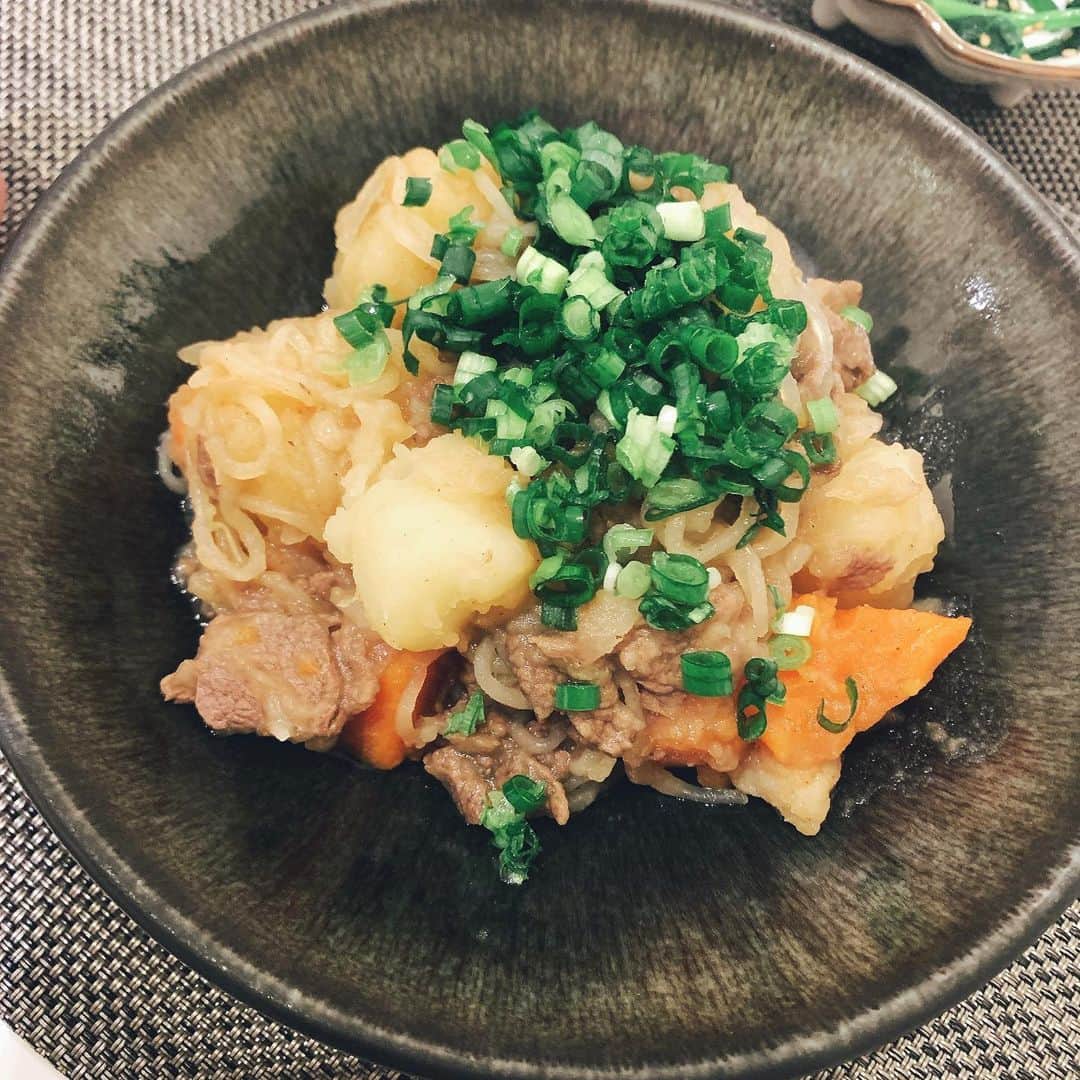 水沢エレナさんのインスタグラム写真 - (水沢エレナInstagram)「肌寒い日はほっこり肉じゃが。久しぶりに作ったけど、美味しくできました✌️ と、ナムル。お家ごはんでは野菜を沢山食べたい✨ 小口切り急いでしたら下手っぴになってしまった😅  #肉じゃが #ナムル」3月4日 20時09分 - erena_mizusawa_official