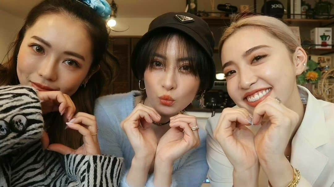 ソンイのインスタグラム：「私の大の仲良しの2人と念願のYouTubeコラボ💖💖💖  企画リクエストで１番多かった、メイクと洋服をシャッフル入れ替わりしてみました🤣 みんなの新しい一面どうかな？🌈  2人のYouTubeチャンネルでも別企画で動画出るので、楽しみにしててください💖  あ〜撮影するの楽しかったぁ居心地よいわぁ🥺 今後もコラボしたいから企画リクエストまだまだ待ってます💖」