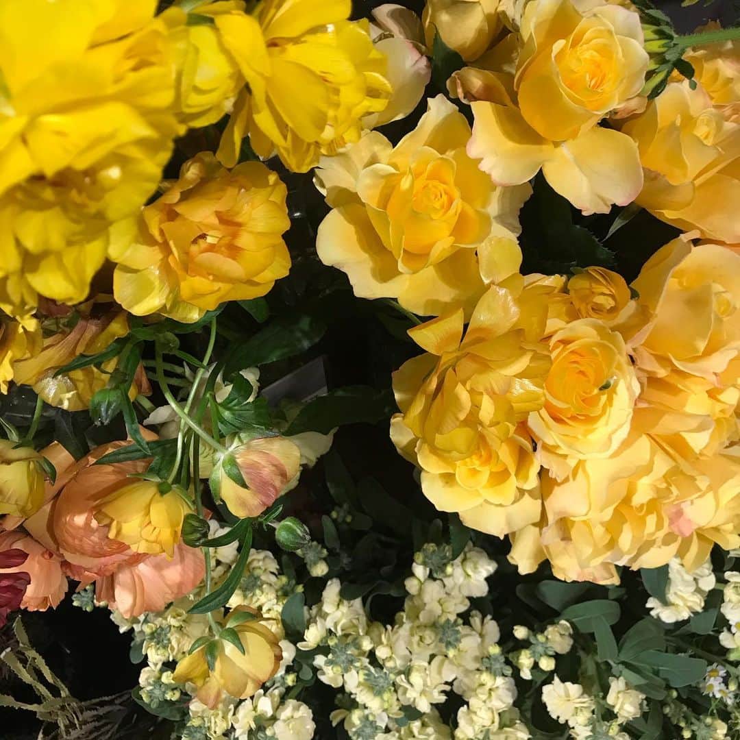 久保りささんのインスタグラム写真 - (久保りさInstagram)「昨日はママのお誕生日  お家にお花が溢れていてあたたかい気持ちになるなぁ」3月4日 20時03分 - lissa_kubo