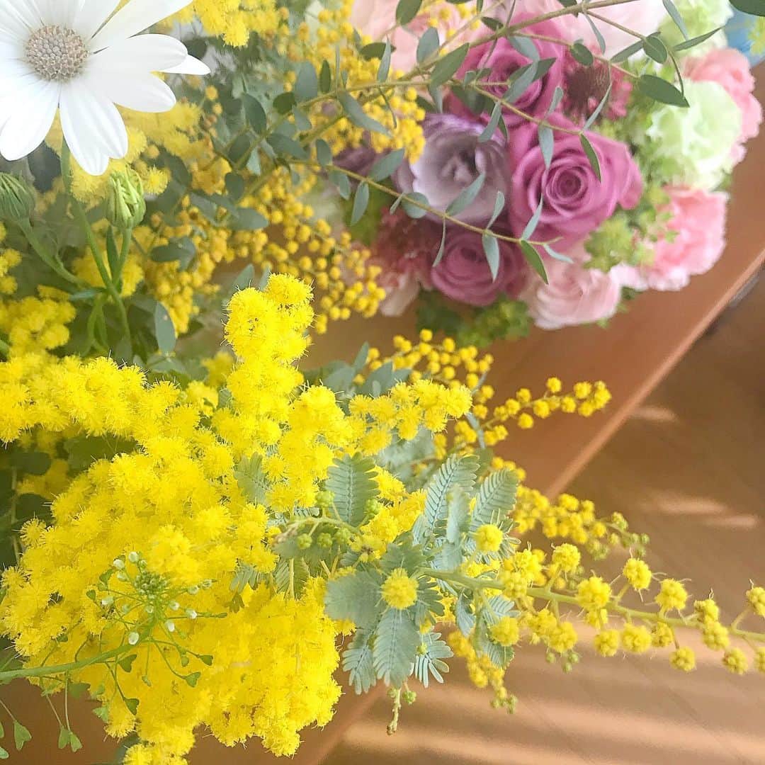 久保りさのインスタグラム：「昨日はママのお誕生日  お家にお花が溢れていてあたたかい気持ちになるなぁ」
