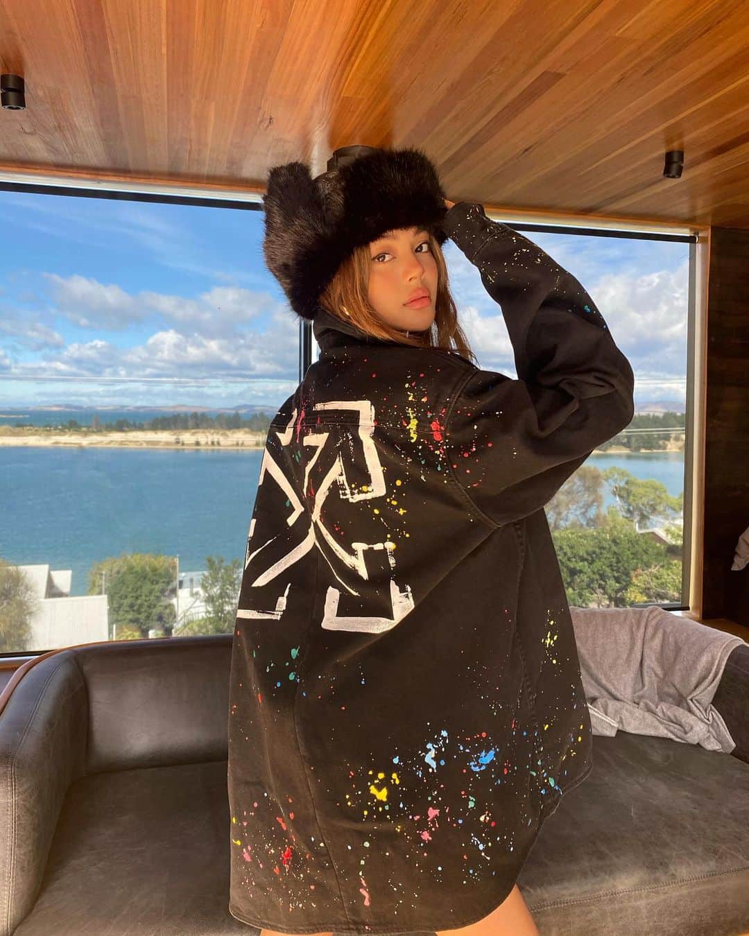 リリーマイマックのインスタグラム：「It’s cold down here 🥶 @off____white」