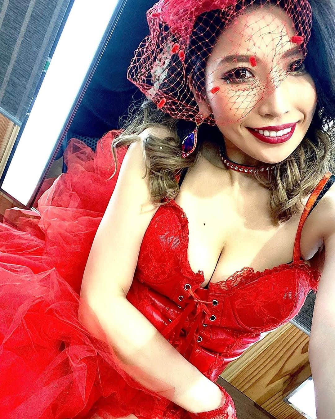 MAKIさんのインスタグラム写真 - (MAKIInstagram)「恋してますか❓❣️﻿ ﻿ 男の子はフォルダ保存で女の子は上書き保存って本当なのかな❓😂﻿ ﻿ 人の脳って上手くできてるよね😌 時間が経てば嫌な事は忘れ良い事は美化されていく🌹﻿ ﻿ ﻿ ﻿ #doyouhaveapersonyouwanttoforgetbutcant? #情熱の赤 #ショーガール﻿ #ダンサー﻿ #東京﻿ #lovered﻿ #showgirl﻿ #dancer﻿ #tokyo」3月4日 20時04分 - maki_rhap